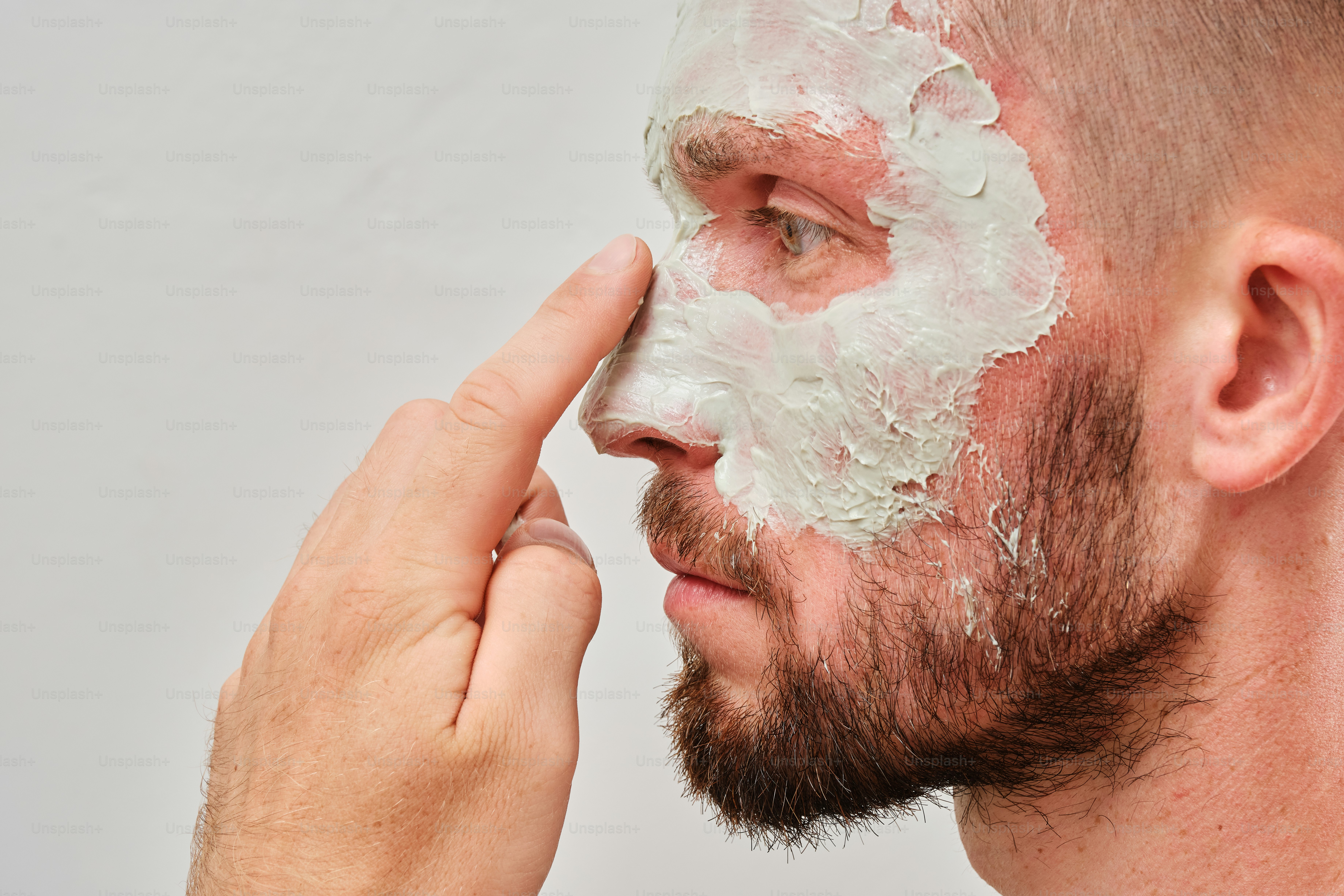A man shaving his face with a shaving razor photo – Skin Image on Unsplash