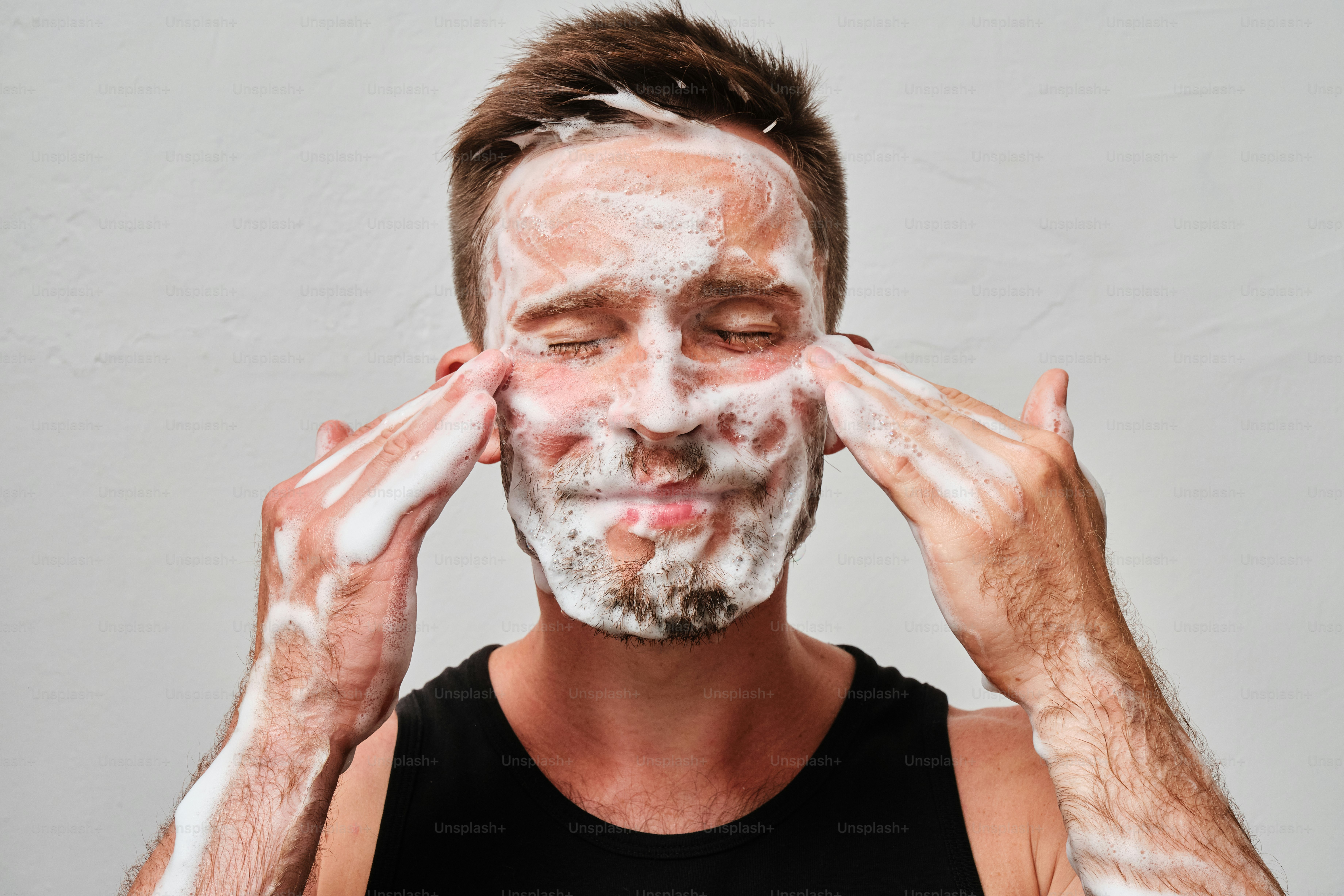 Un uomo con una maschera per il viso ricoperta di polvere bianca