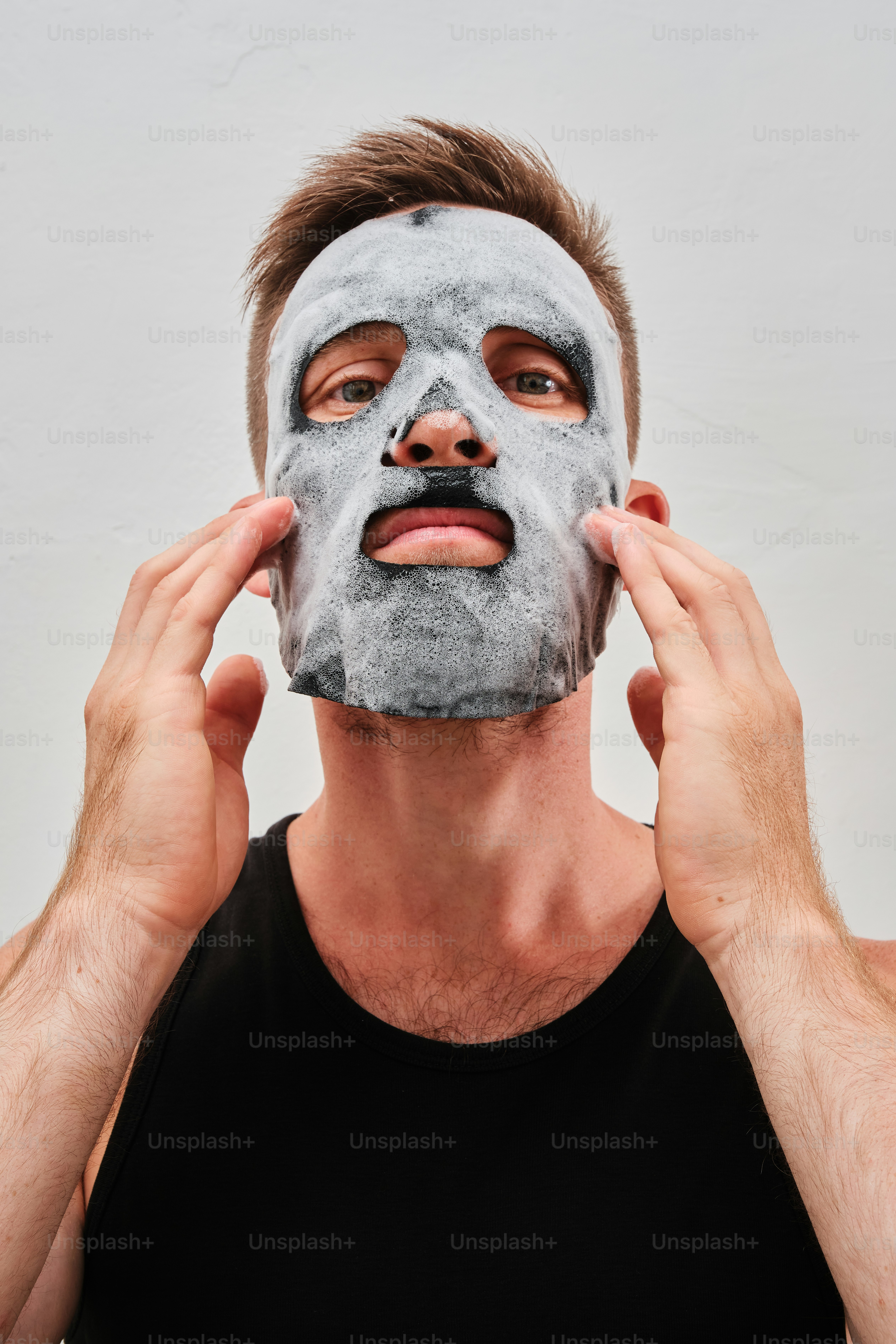 Un uomo con una maschera facciale sul viso