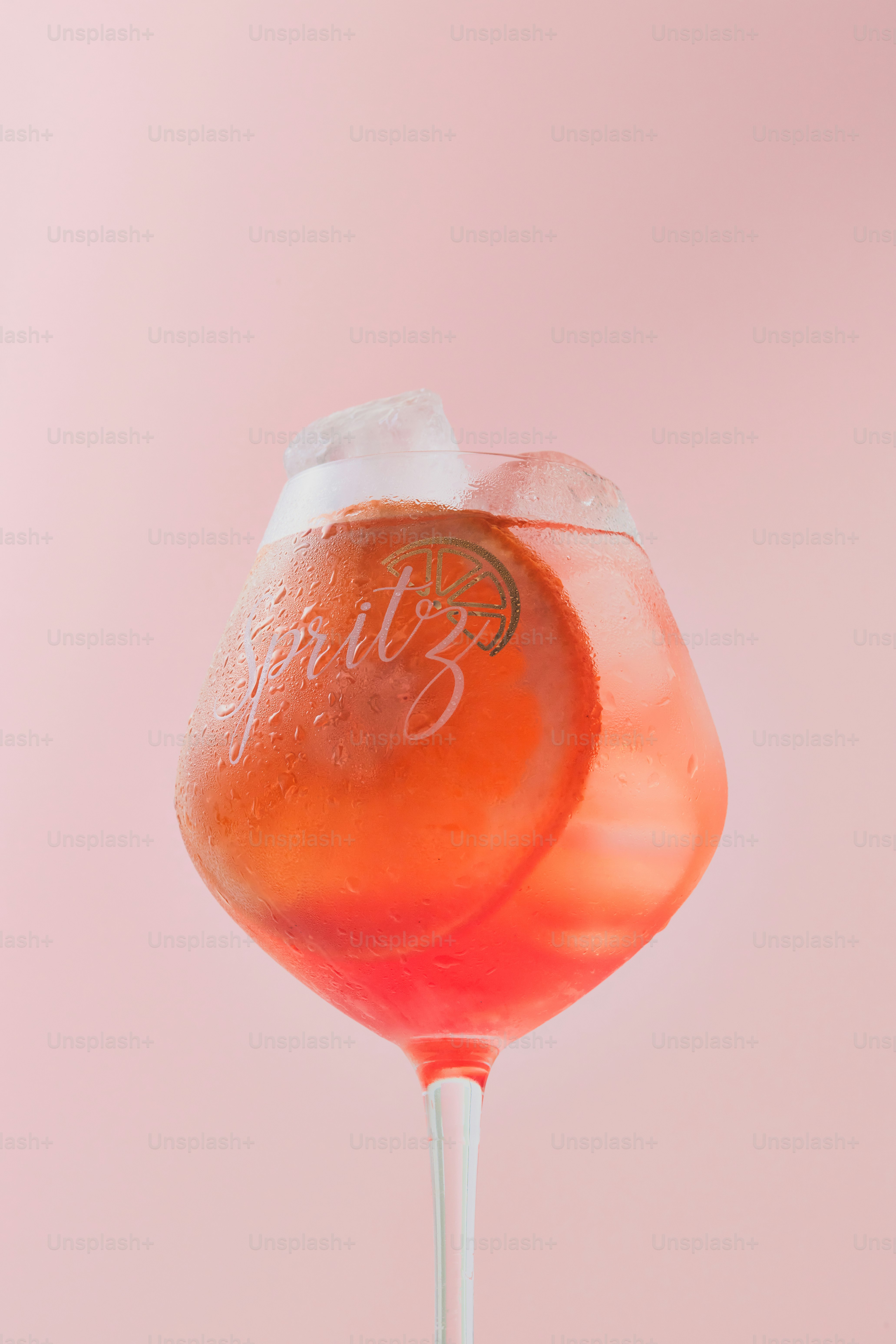 Un primer plano de una bebida en un palo