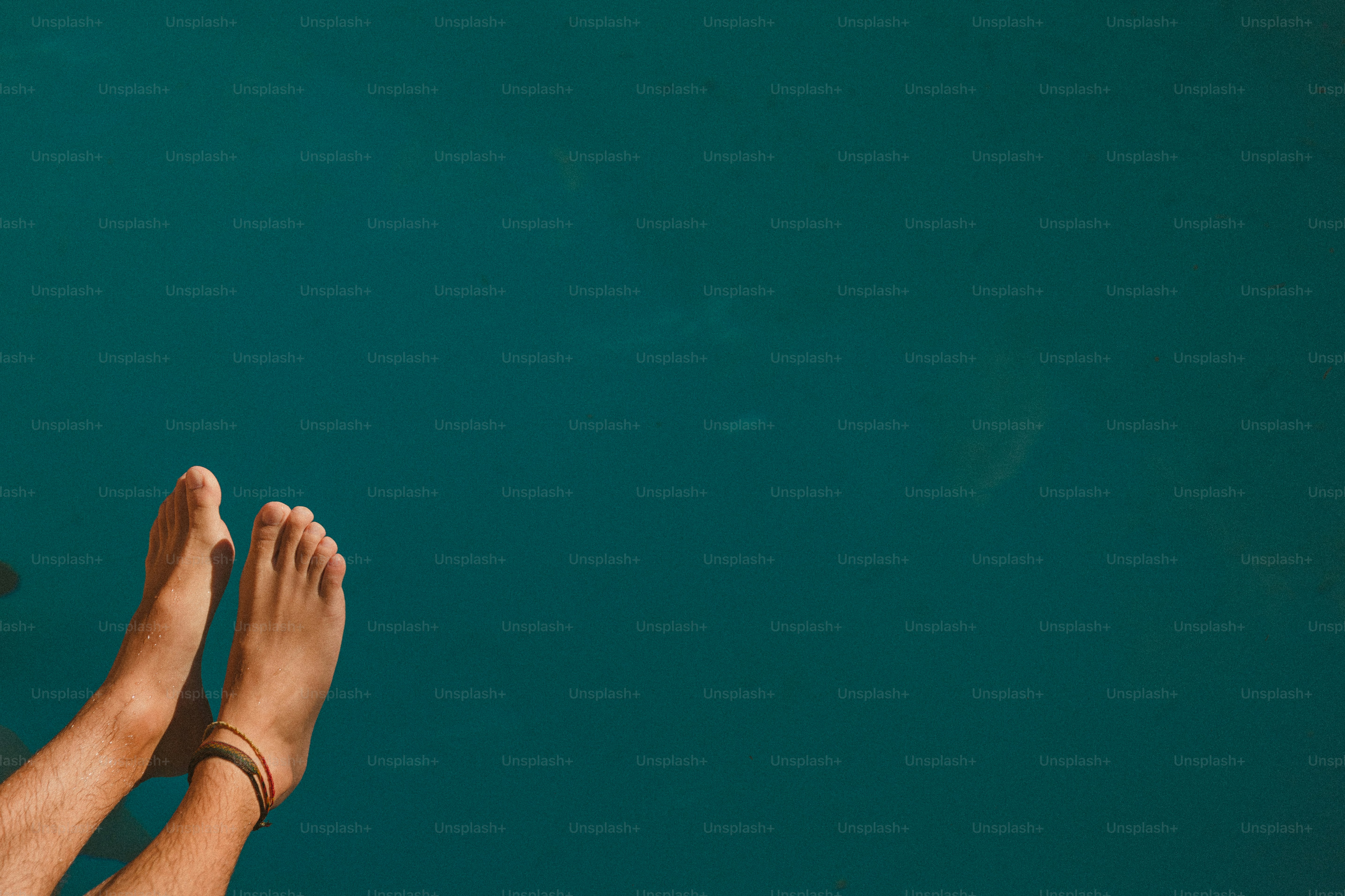 Une personne avec les pieds en l’air