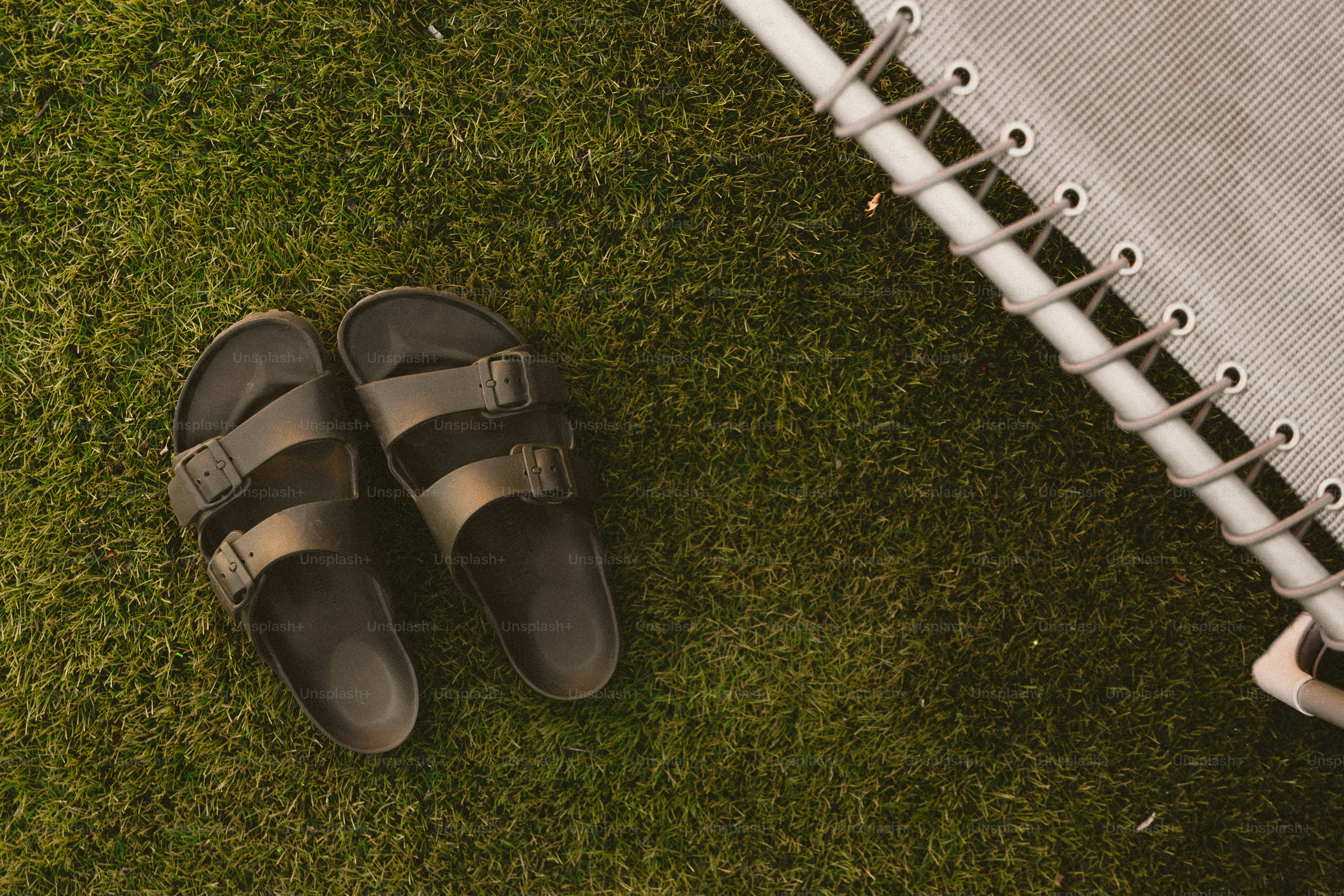 Une paire de chaussures posée sur un terrain recouvert d’herbe