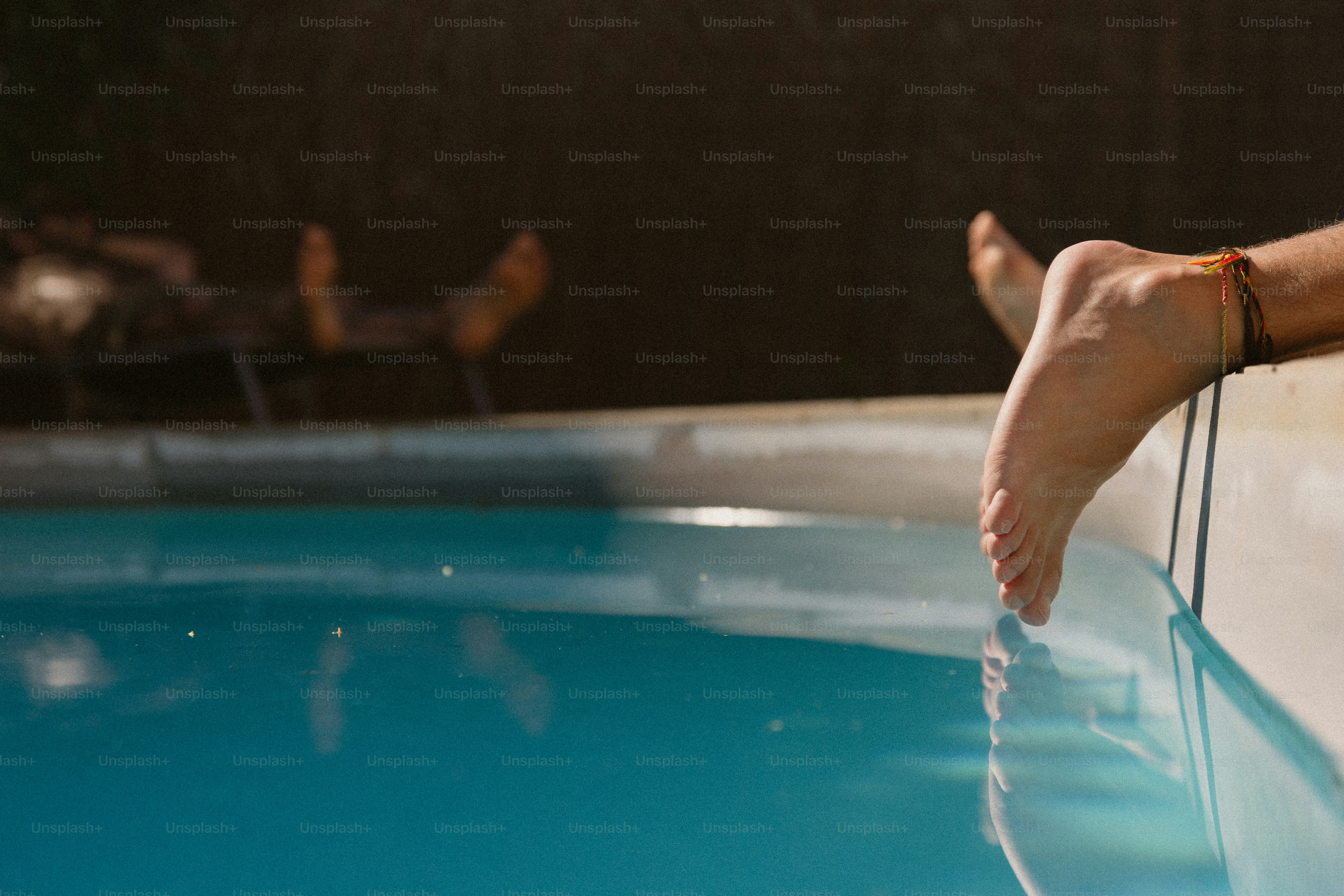 Les jambes d’une femme dans l’eau d’une piscine