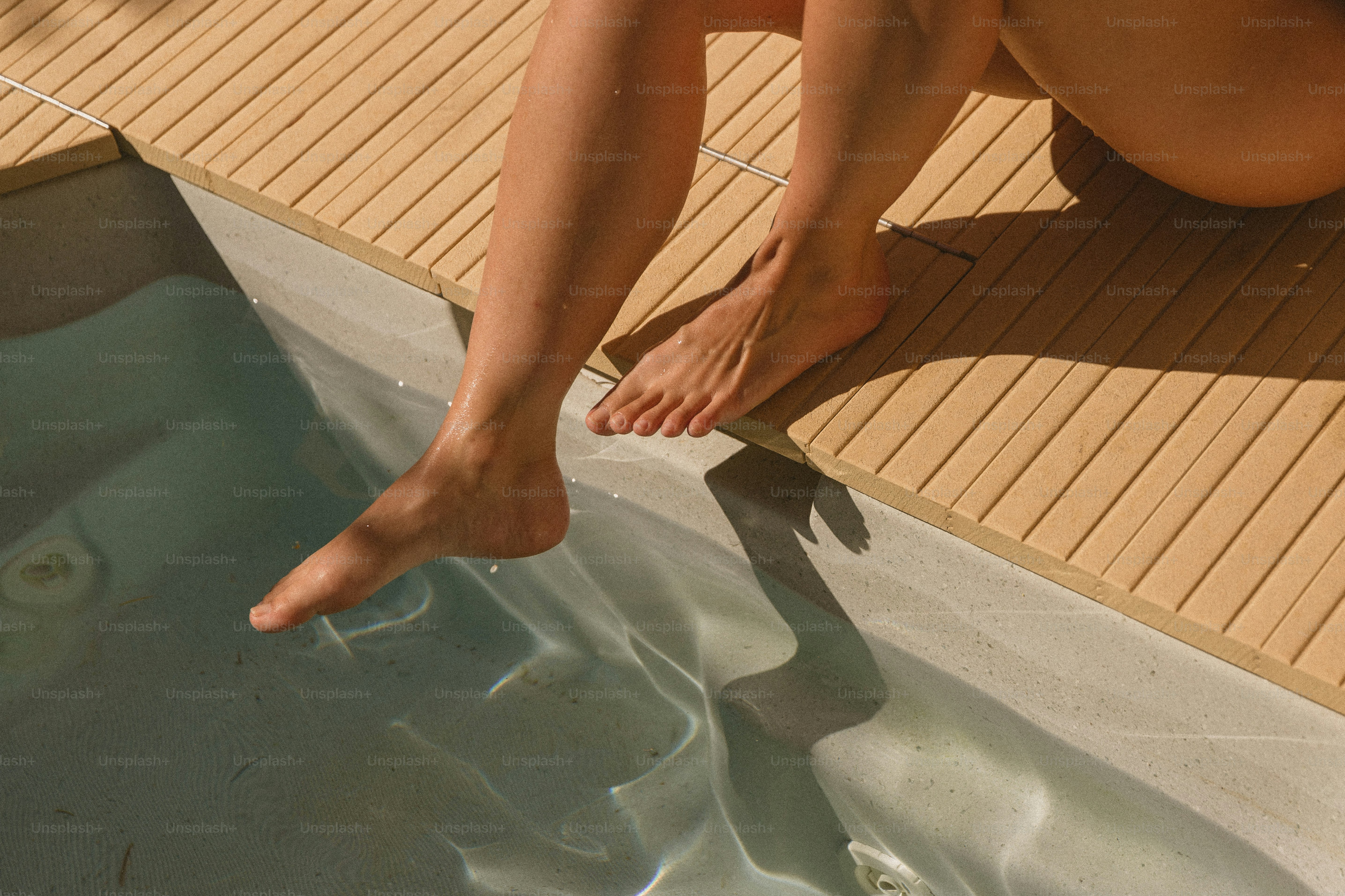 Une femme en bikini assise dans un bain à remous