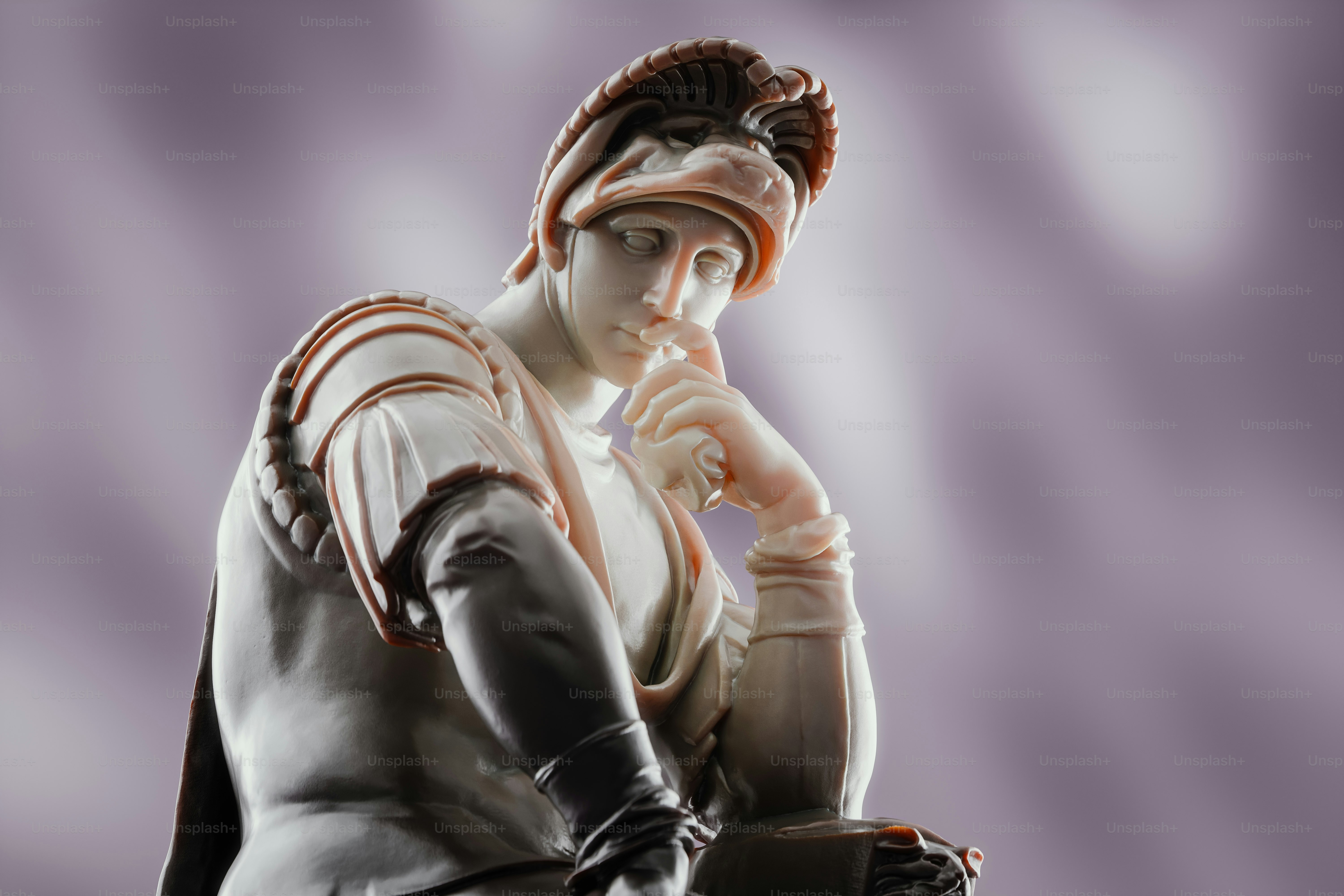 Une statue d’un homme tenant une batte de baseball