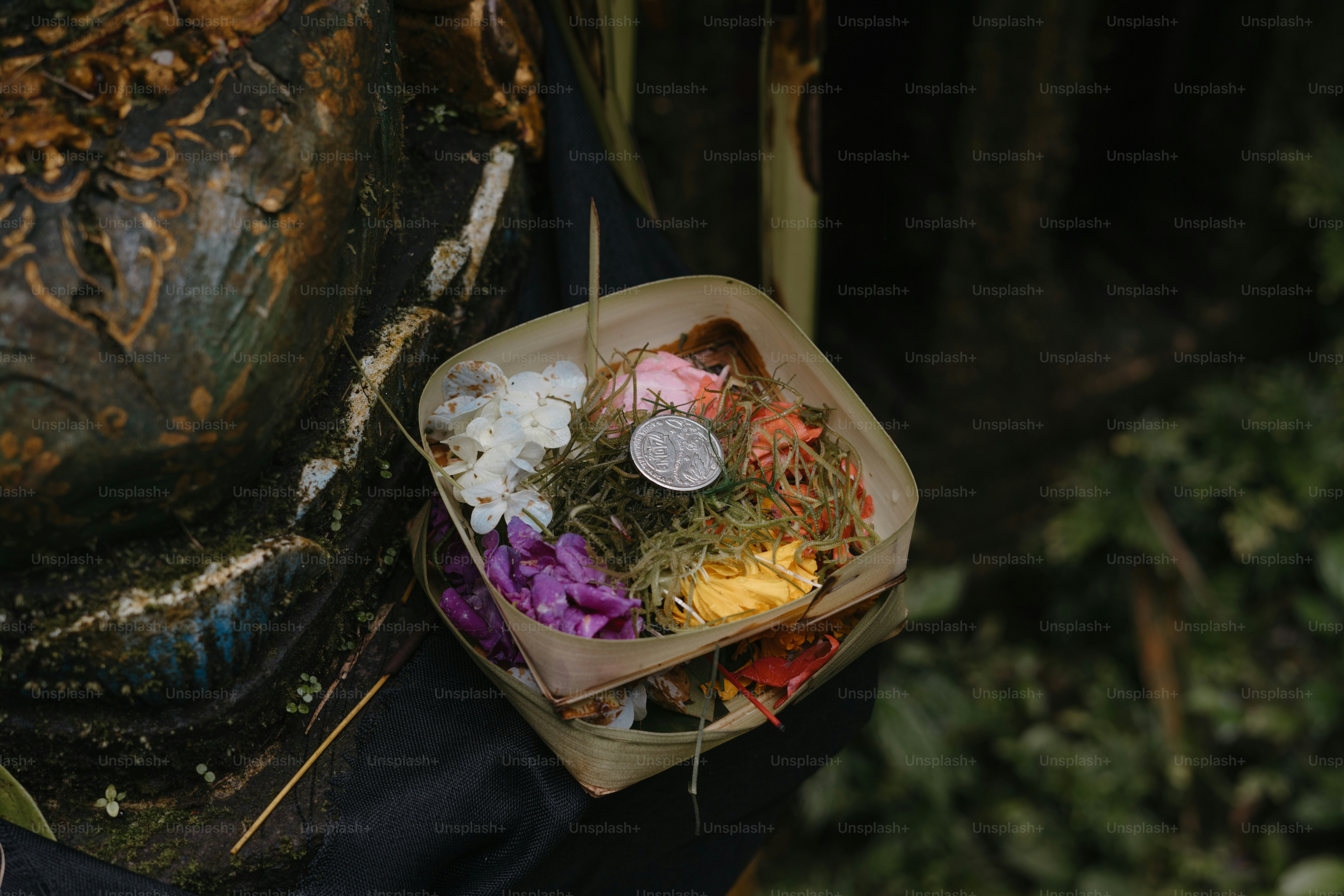 花籠を持った仏像のクローズアップ