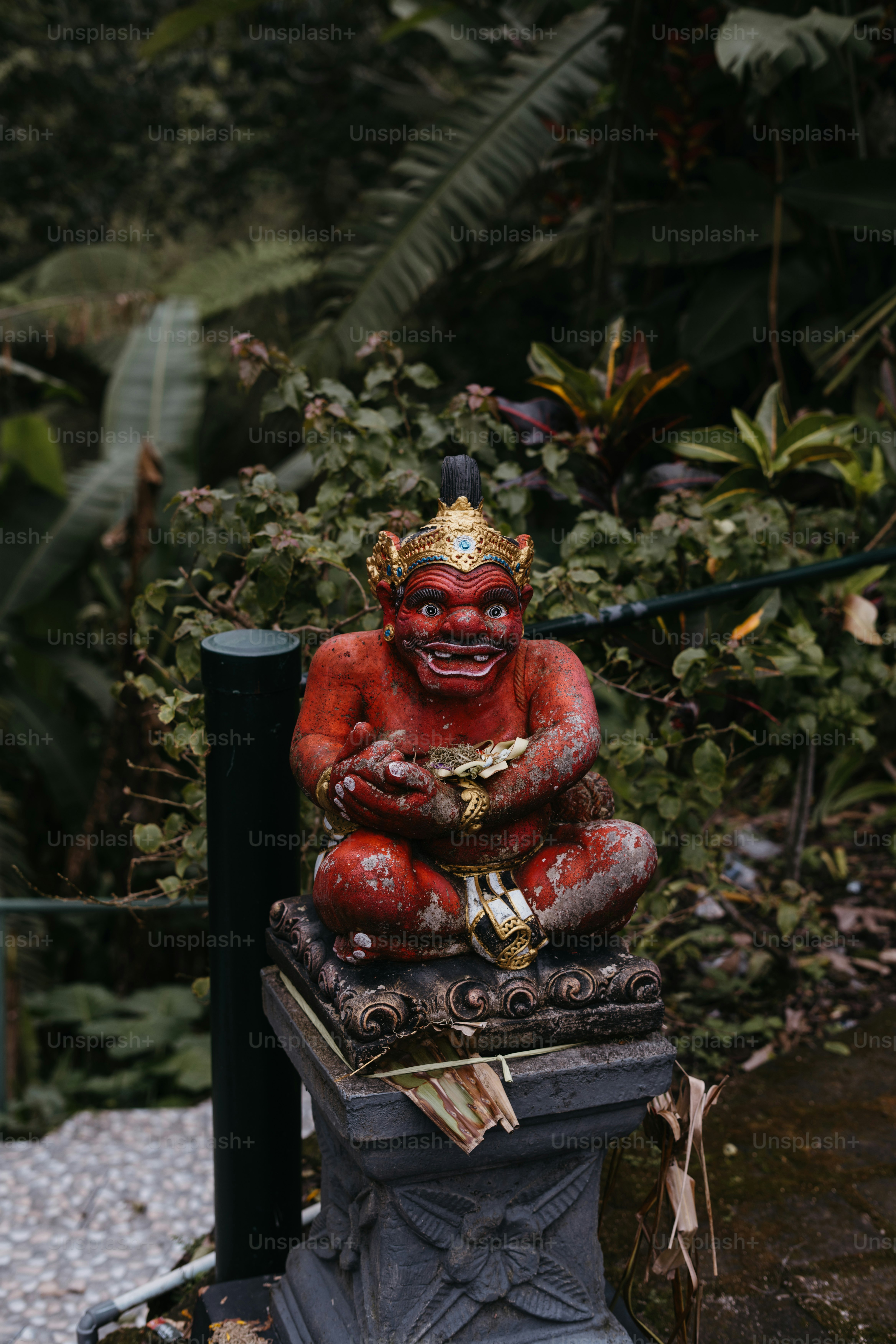 Eine Statue eines Dämons, der auf einem Tisch sitzt