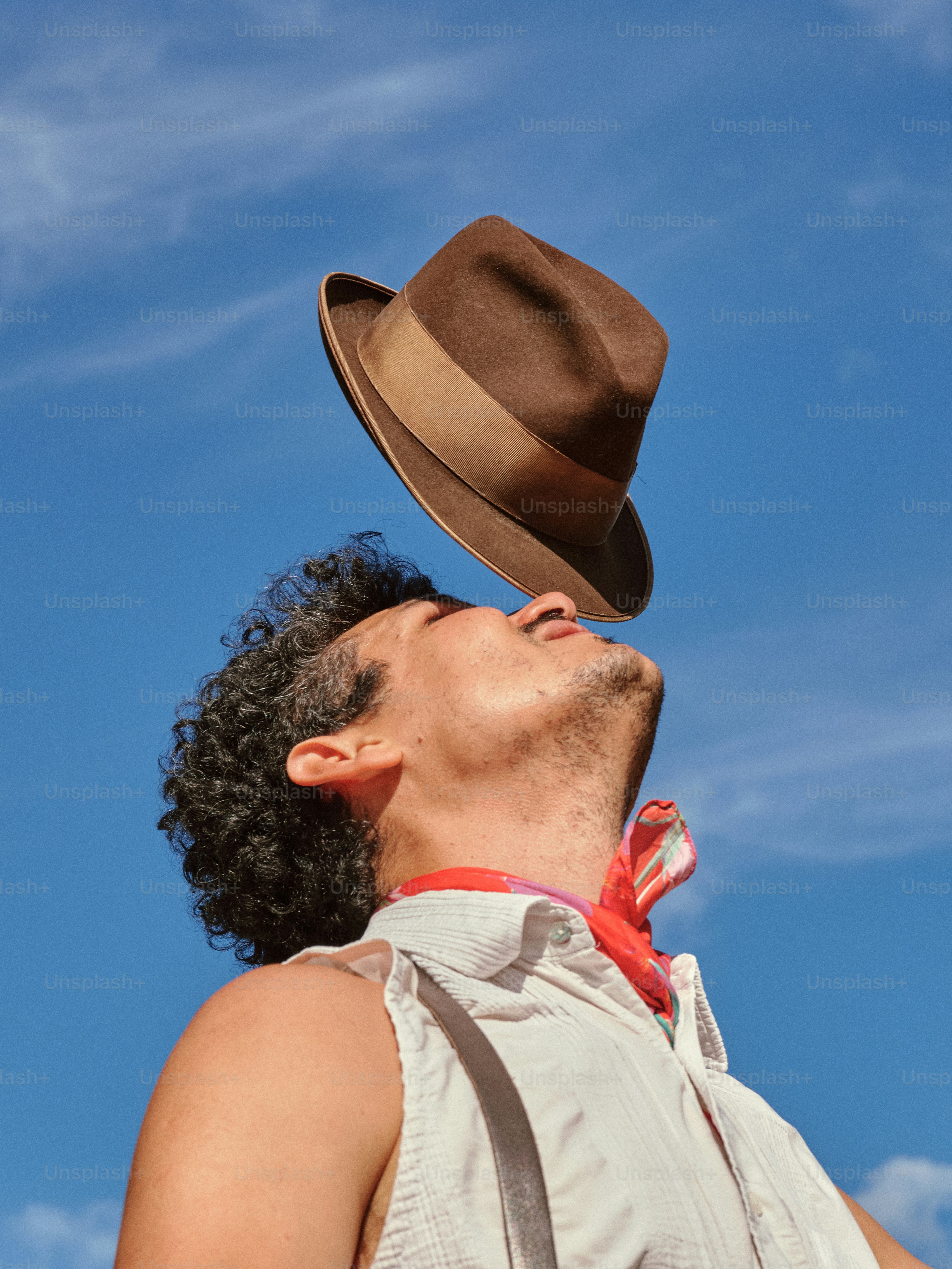 Ein Mann mit Hut schaut in den Himmel