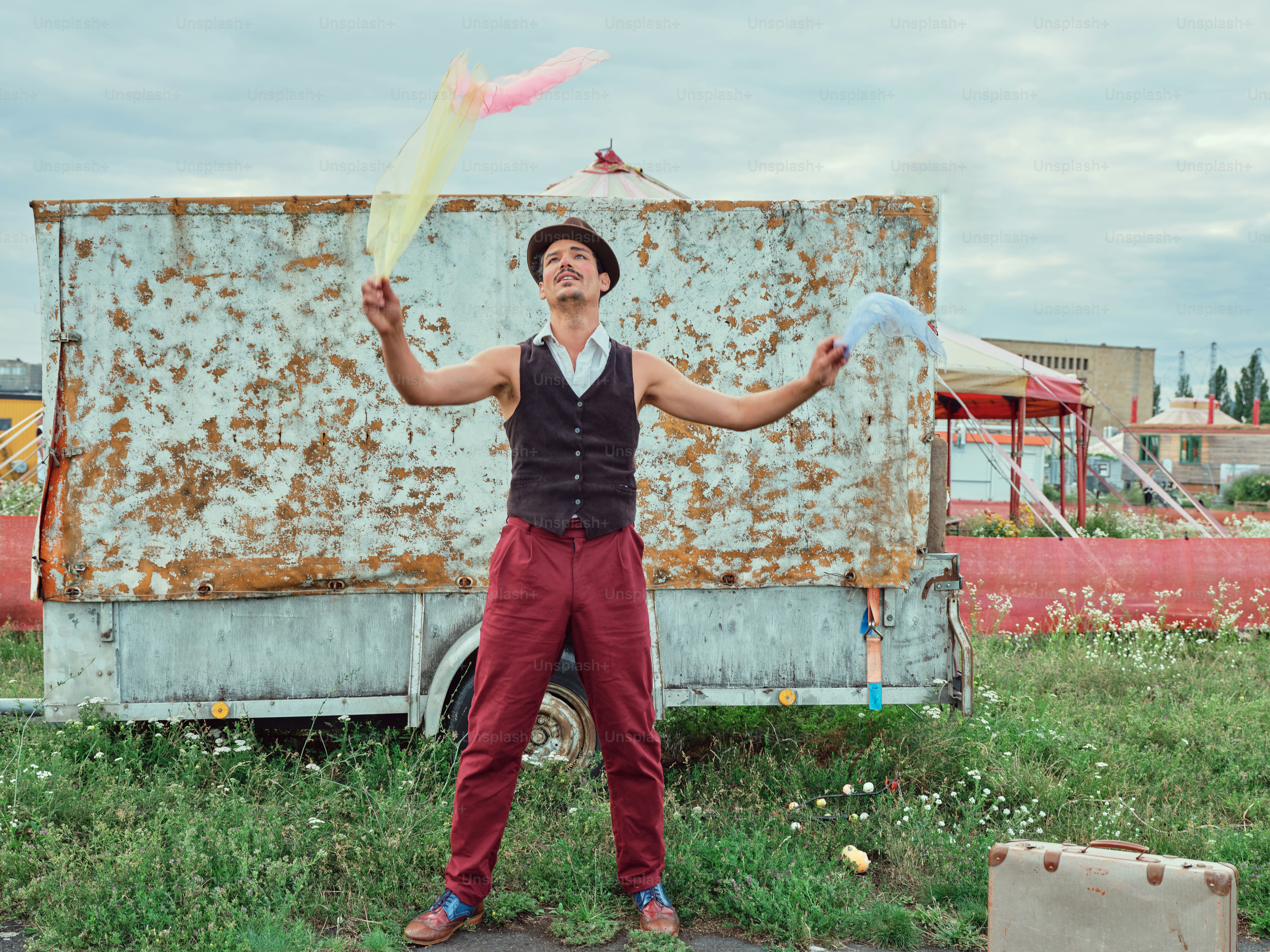 Ein Mann steht vor einem Lastwagen mit einem Drachen in der Hand