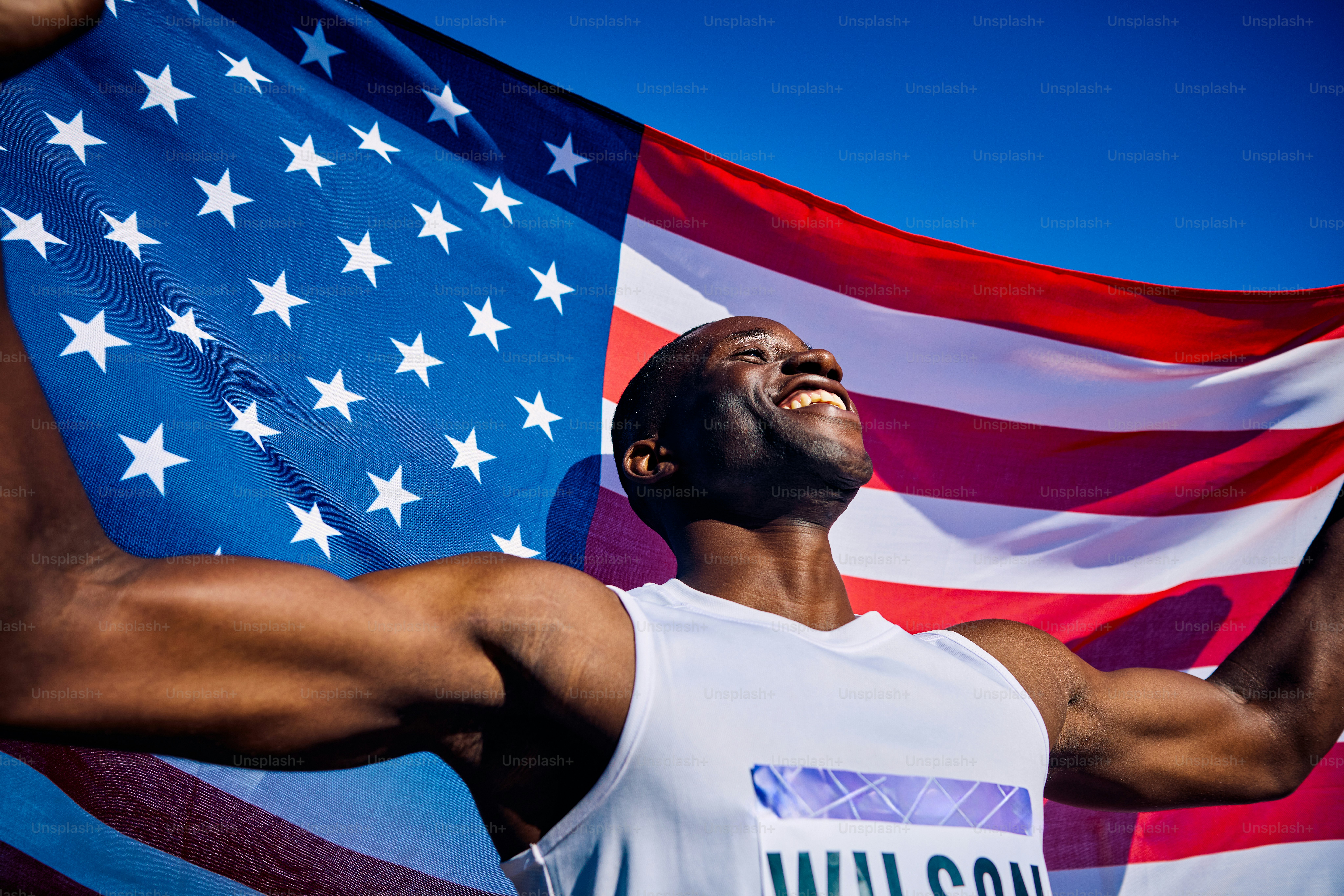 Atleta exuberante de pie en el podio con una bandera estadounidense en el  fondo. Retrato al aire libre del concepto de evento deportivo  internacional. foto – Imagen de Inspiración en Unsplash, image size:3000x2001
