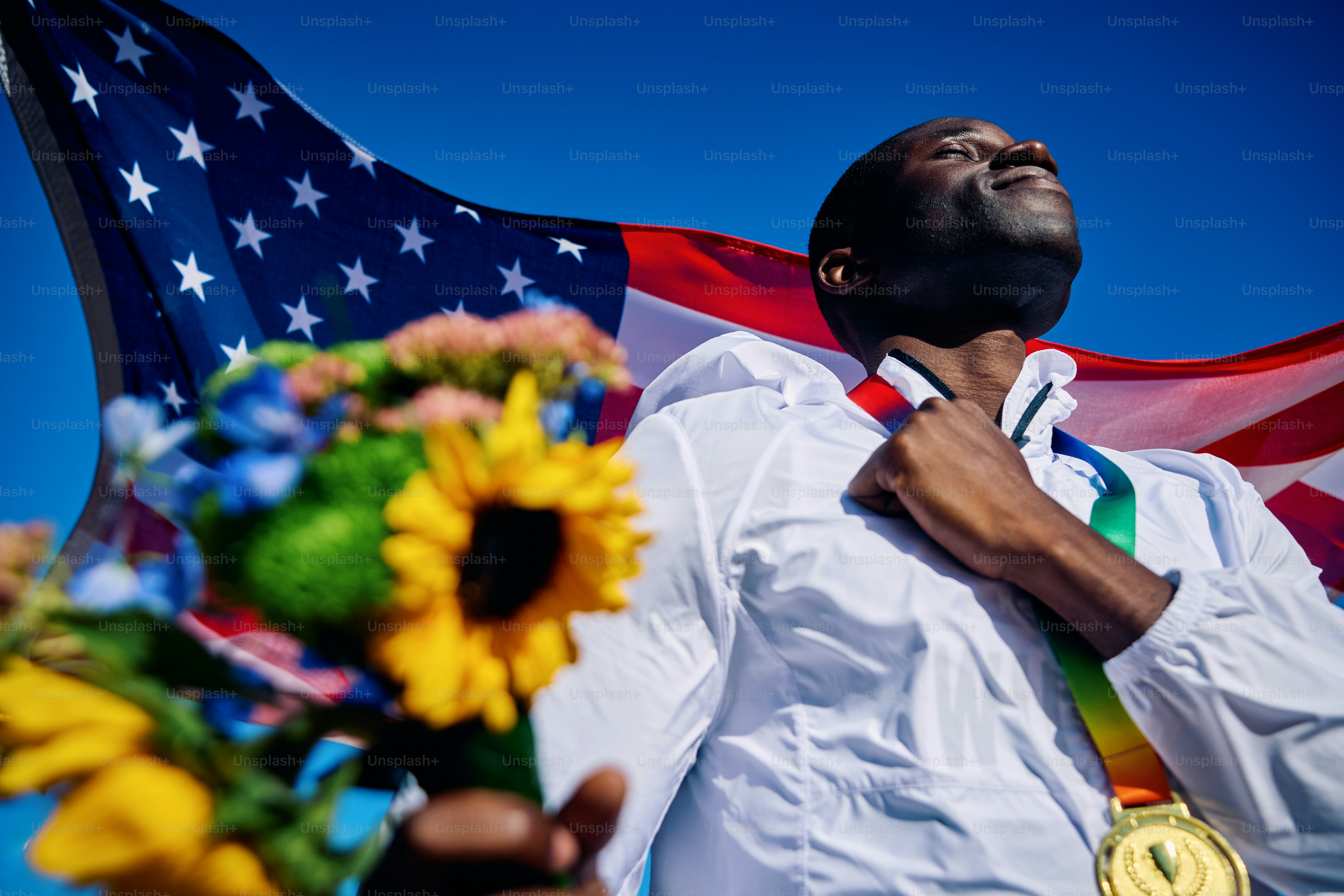 Atleta exuberante de pie en el podio con una bandera estadounidense en el  fondo. Retrato al aire libre del concepto de evento deportivo  internacional. foto – Imagen de Inspiración en Unsplash, image size:3000x2001