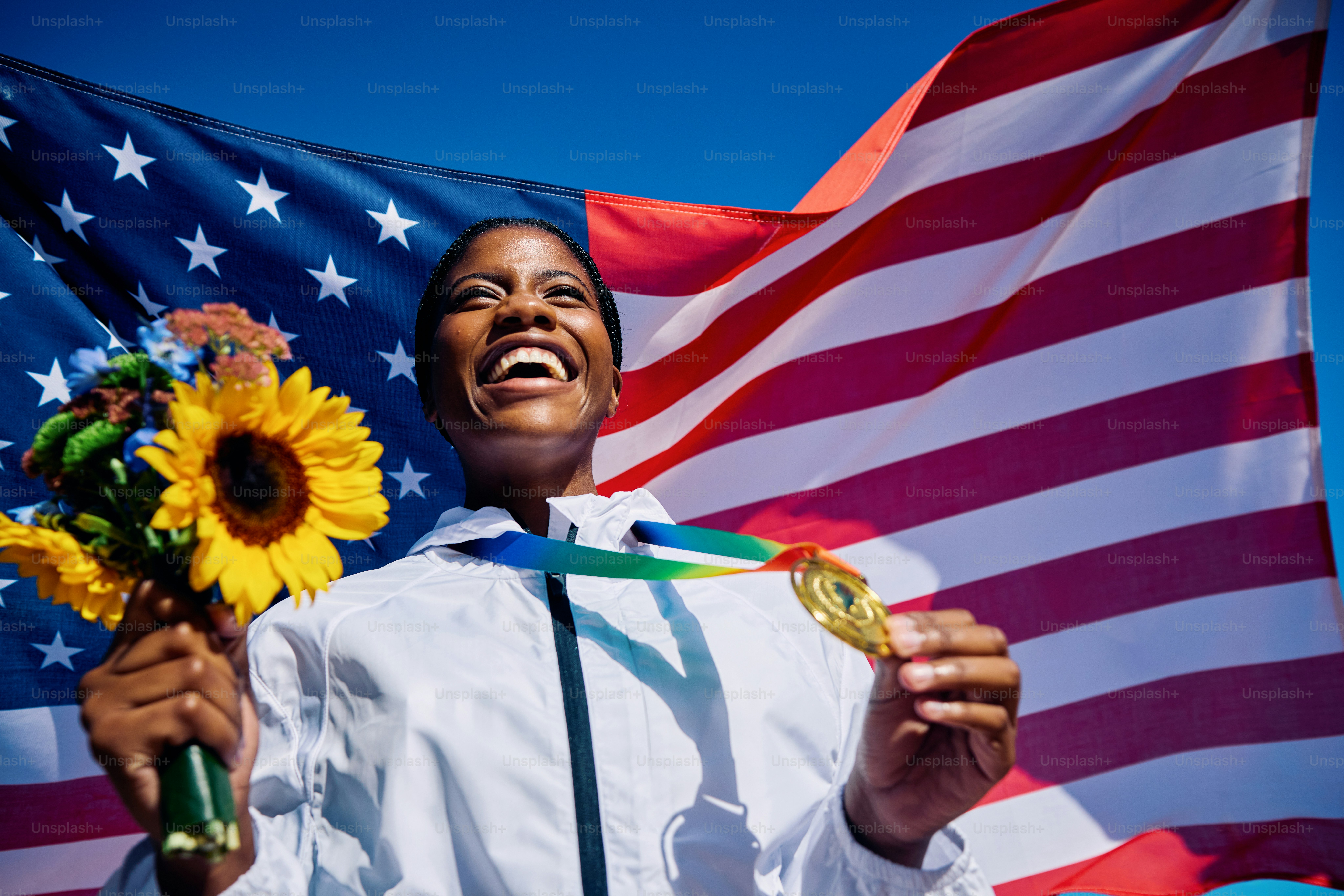 Atleta exuberante de pie en el podio con una bandera estadounidense en el  fondo. Retrato al aire libre del concepto de evento deportivo  internacional. foto – Imagen de Ramo en Unsplash, image size:3000x2001