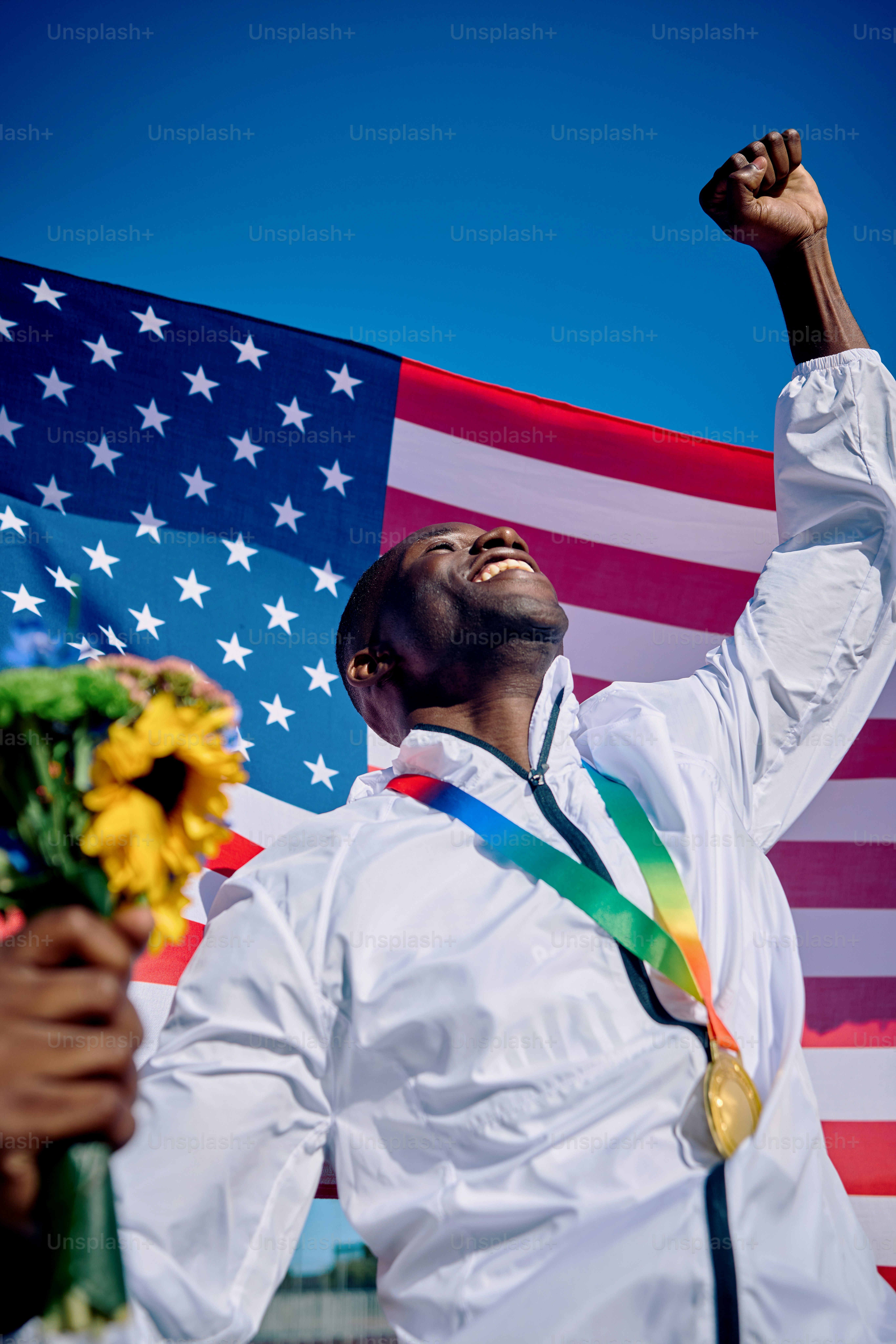 Atleta exuberante de pie en el podio con una bandera estadounidense en el  fondo. Retrato al aire libre del concepto de evento deportivo  internacional. foto – Imagen de Ramo en Unsplash, image size:3000x4498