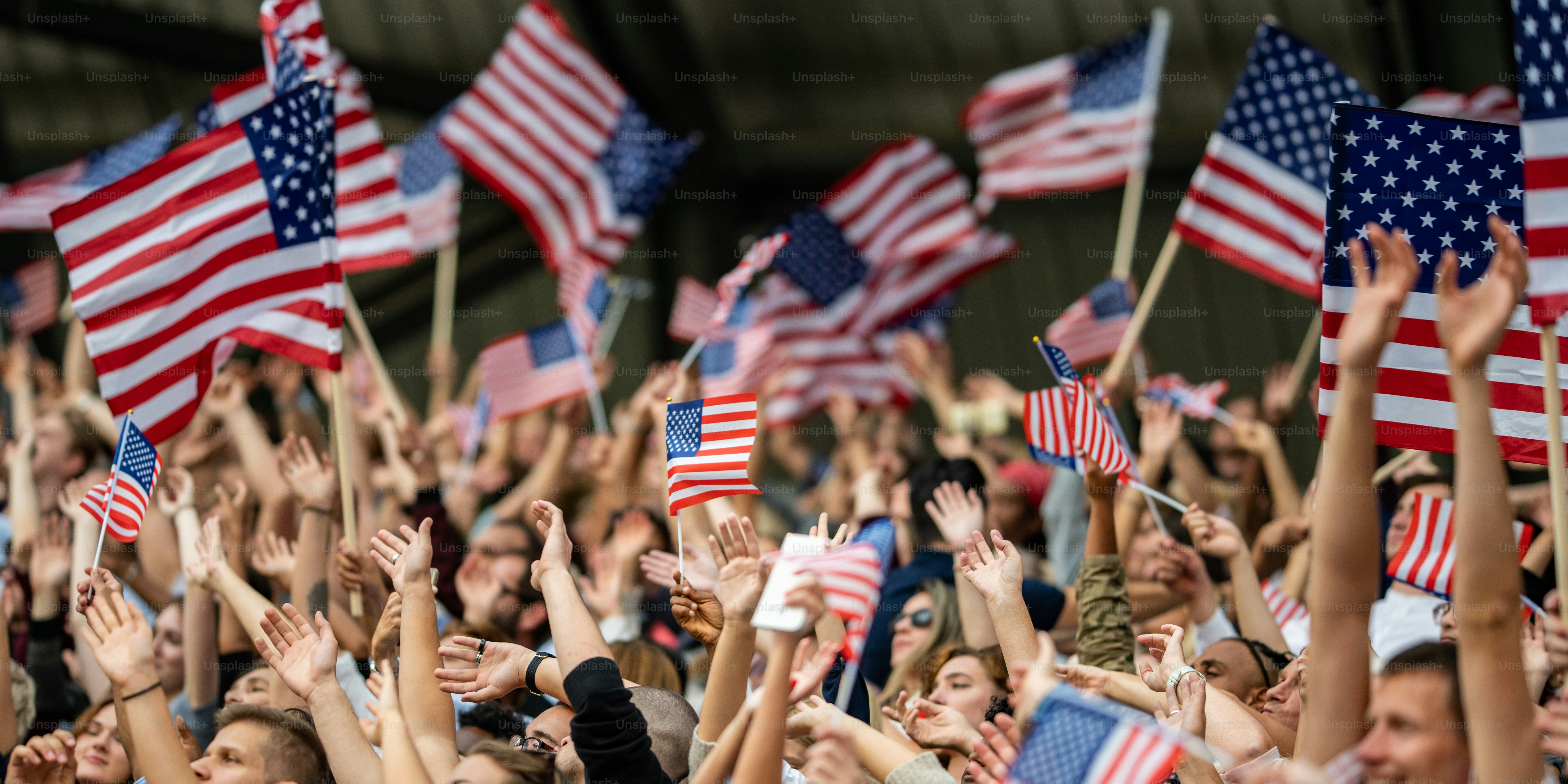 Gran multitud de personas en los Juegos Olímpicos animando a Estados Unidos  y ondeando banderas estadounidenses. foto – Imagen de Evento en Unsplash, image size:3000x1500