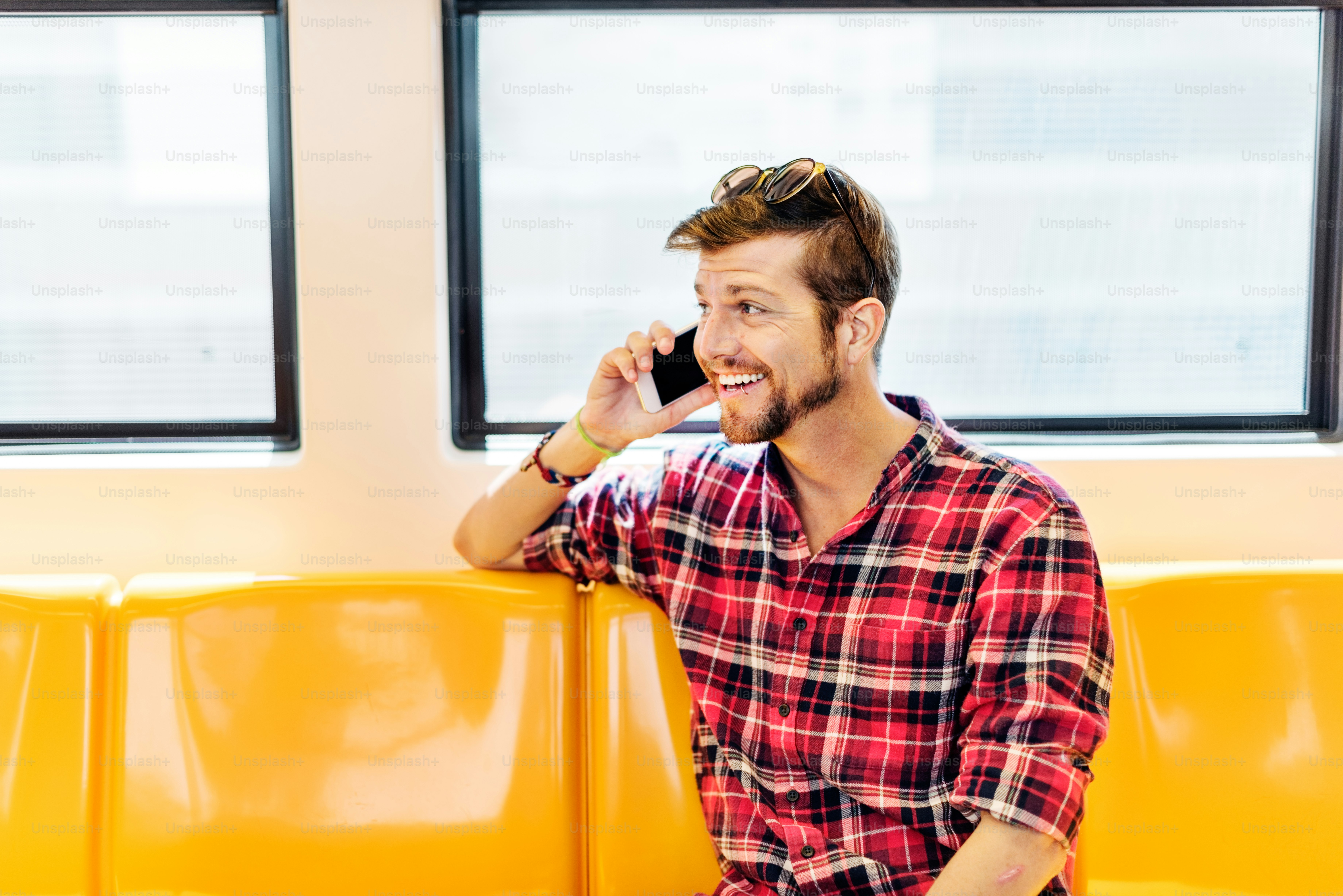 Hombre joven al aire libre que habla concepto de teléfono inteligente