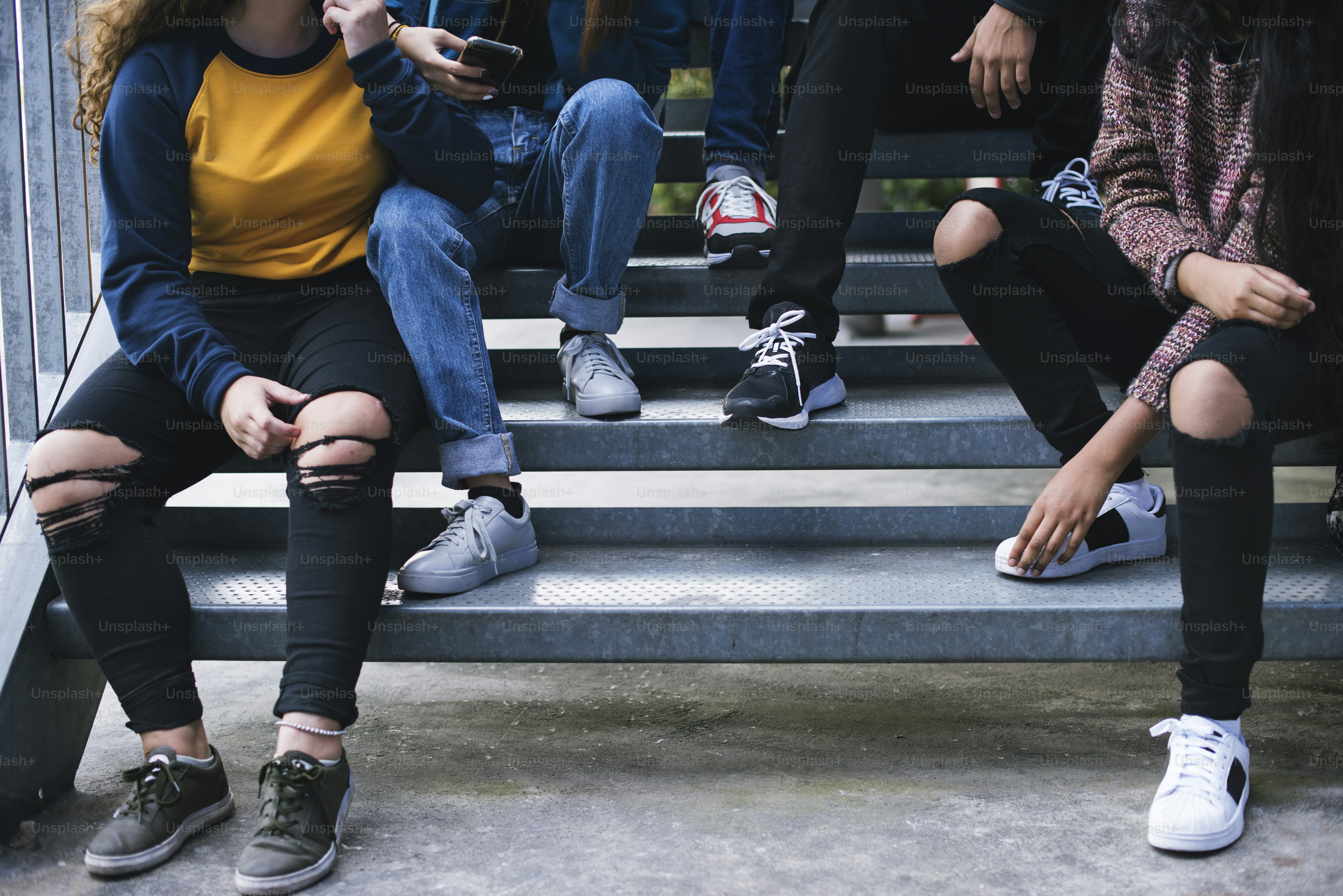 Groupe d’amis d’école, style de vie en plein air et concept de rencontre après l’école