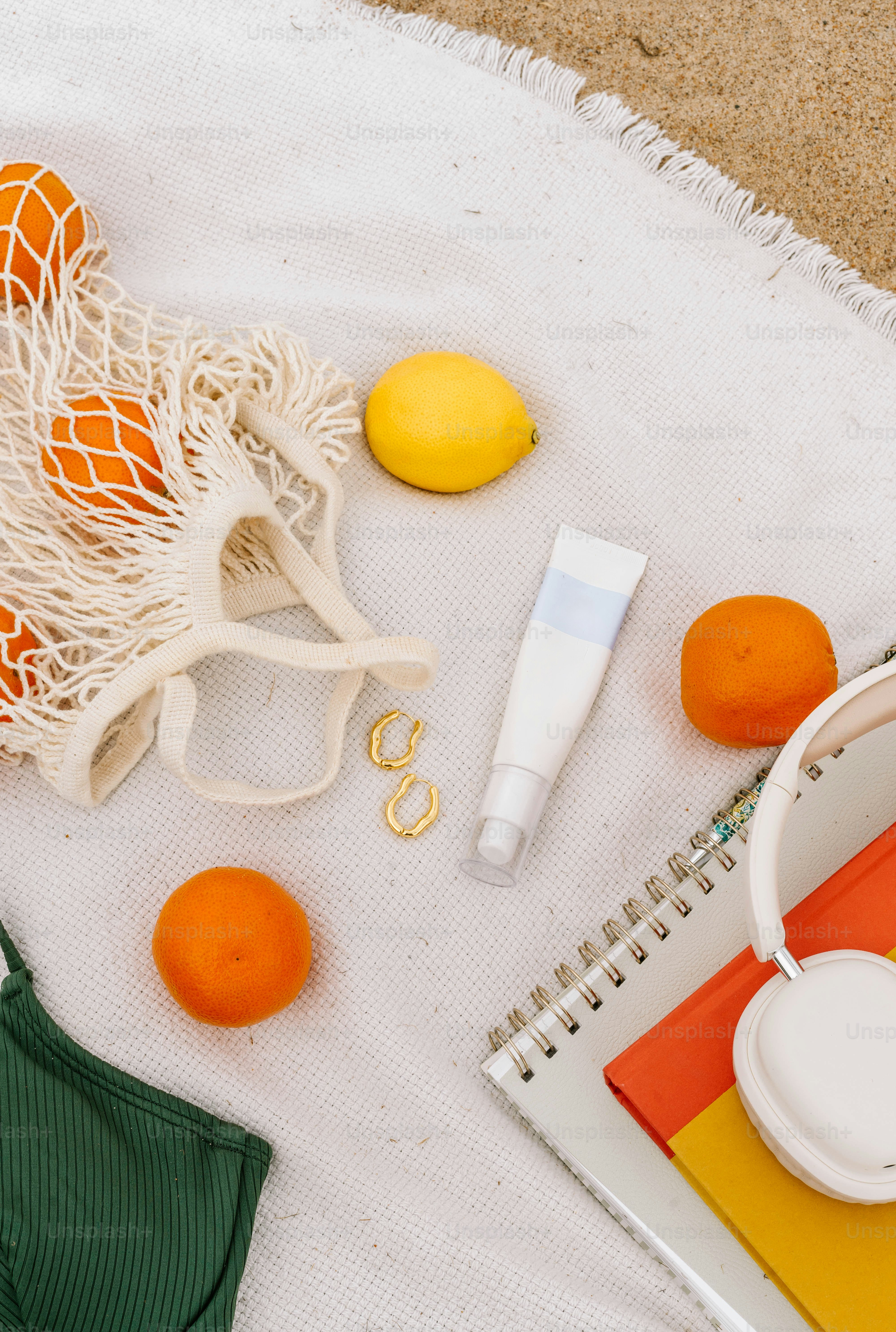 Une serviette blanche avec des oranges et d’autres objets dessus