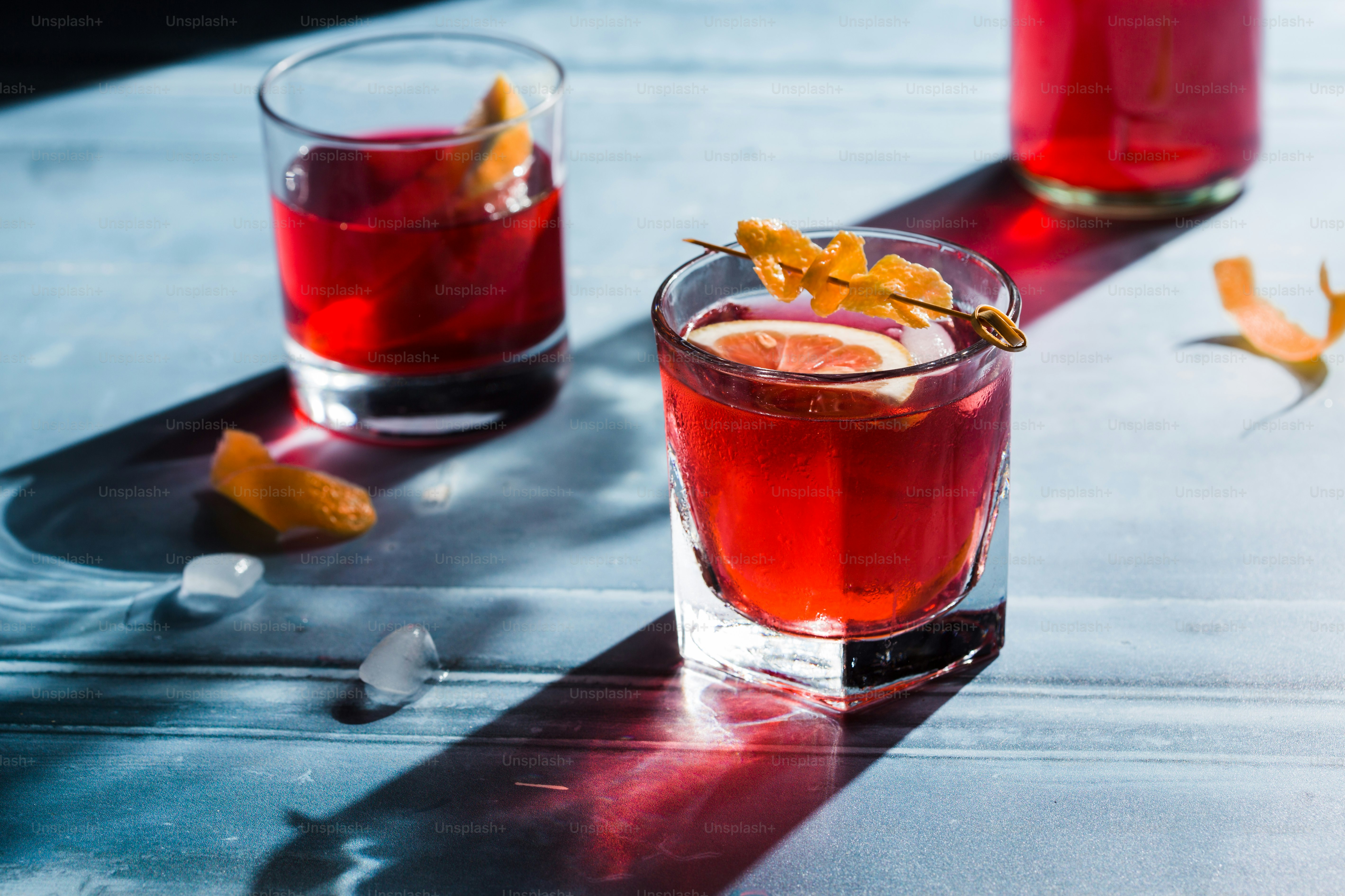 Ein paar Gläser gefüllt mit Getränken auf einem Tisch