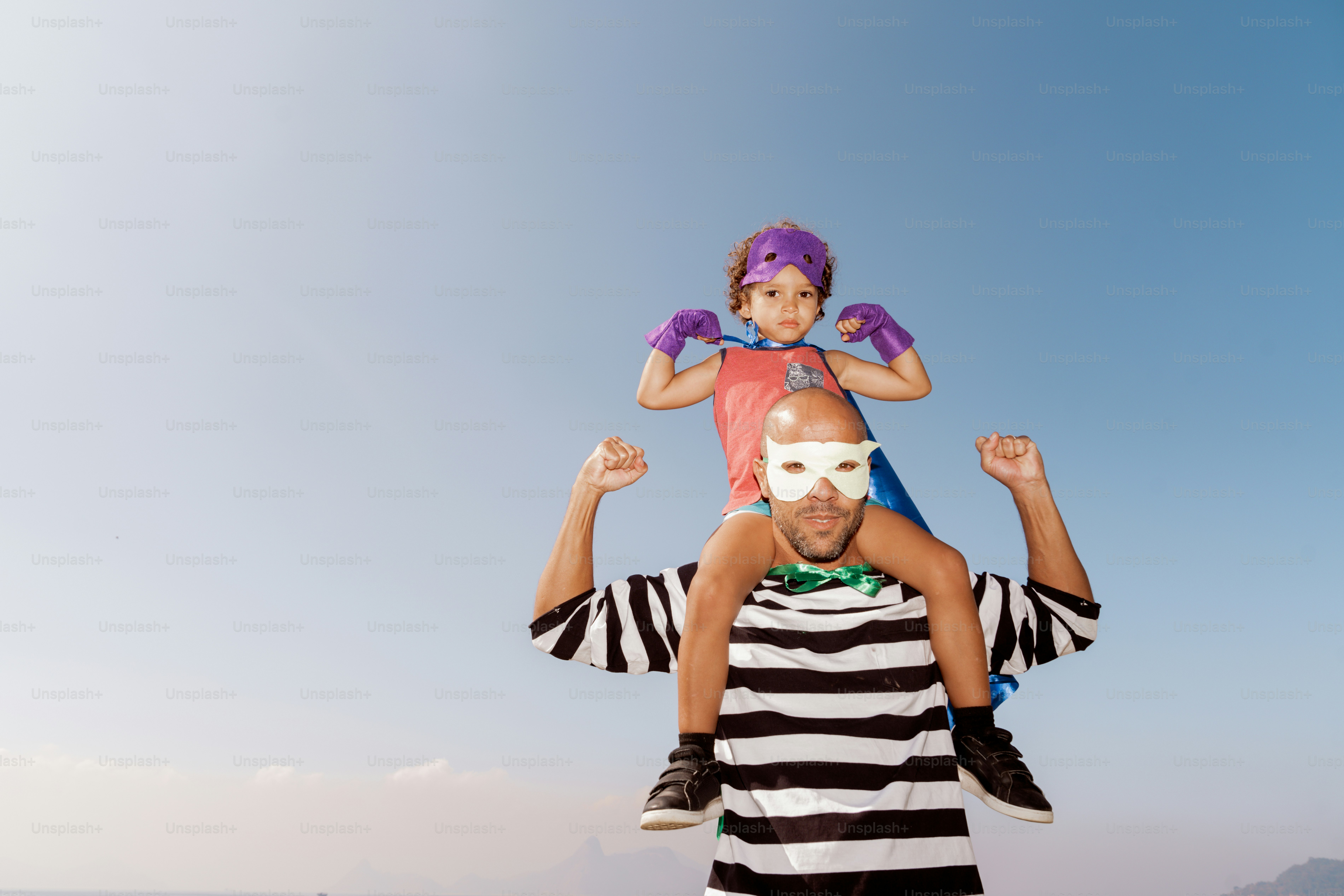 Ein Mann, der ein Kind auf seinen Schultern hält