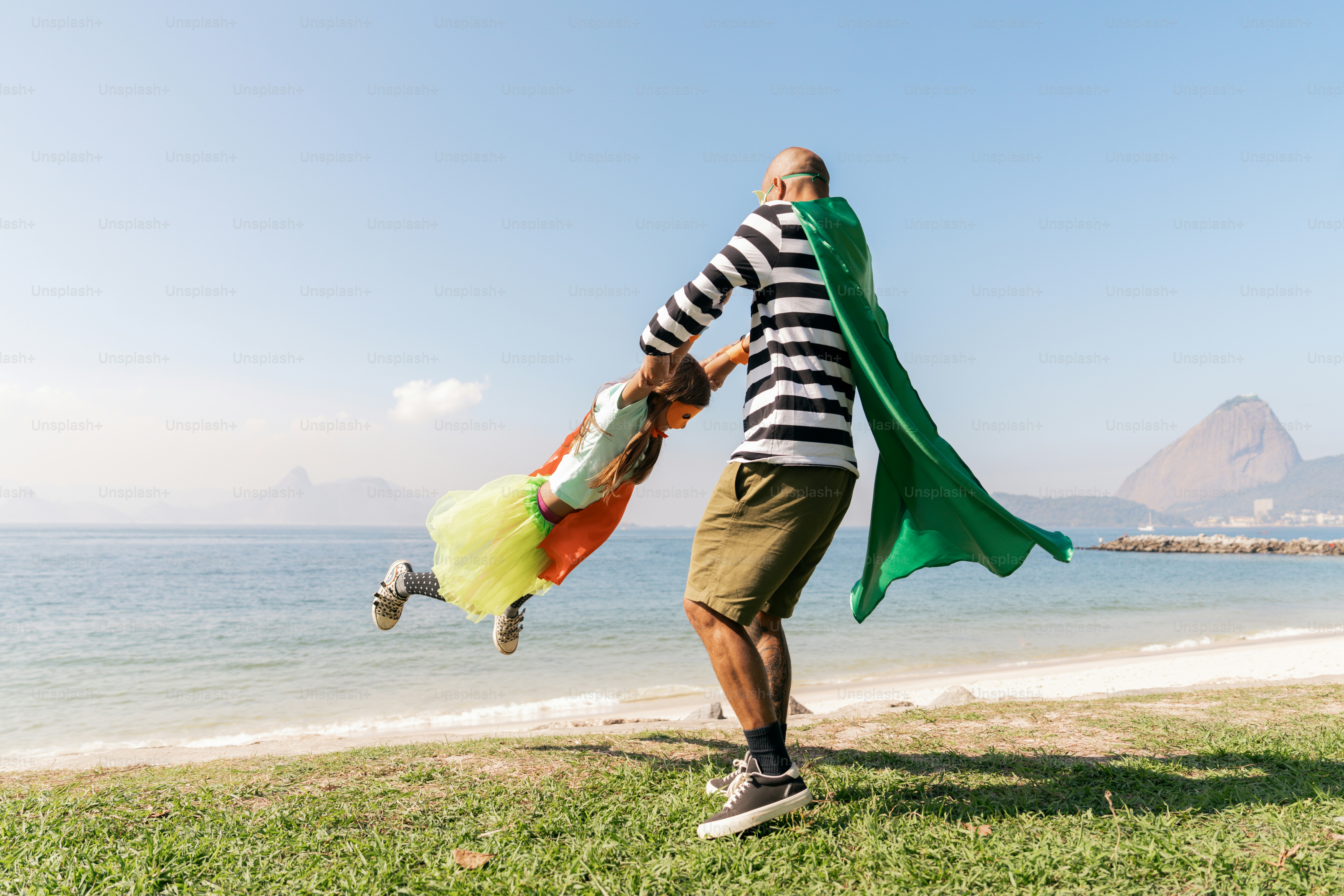 Ein Mann hält eine Frau am Strand fest