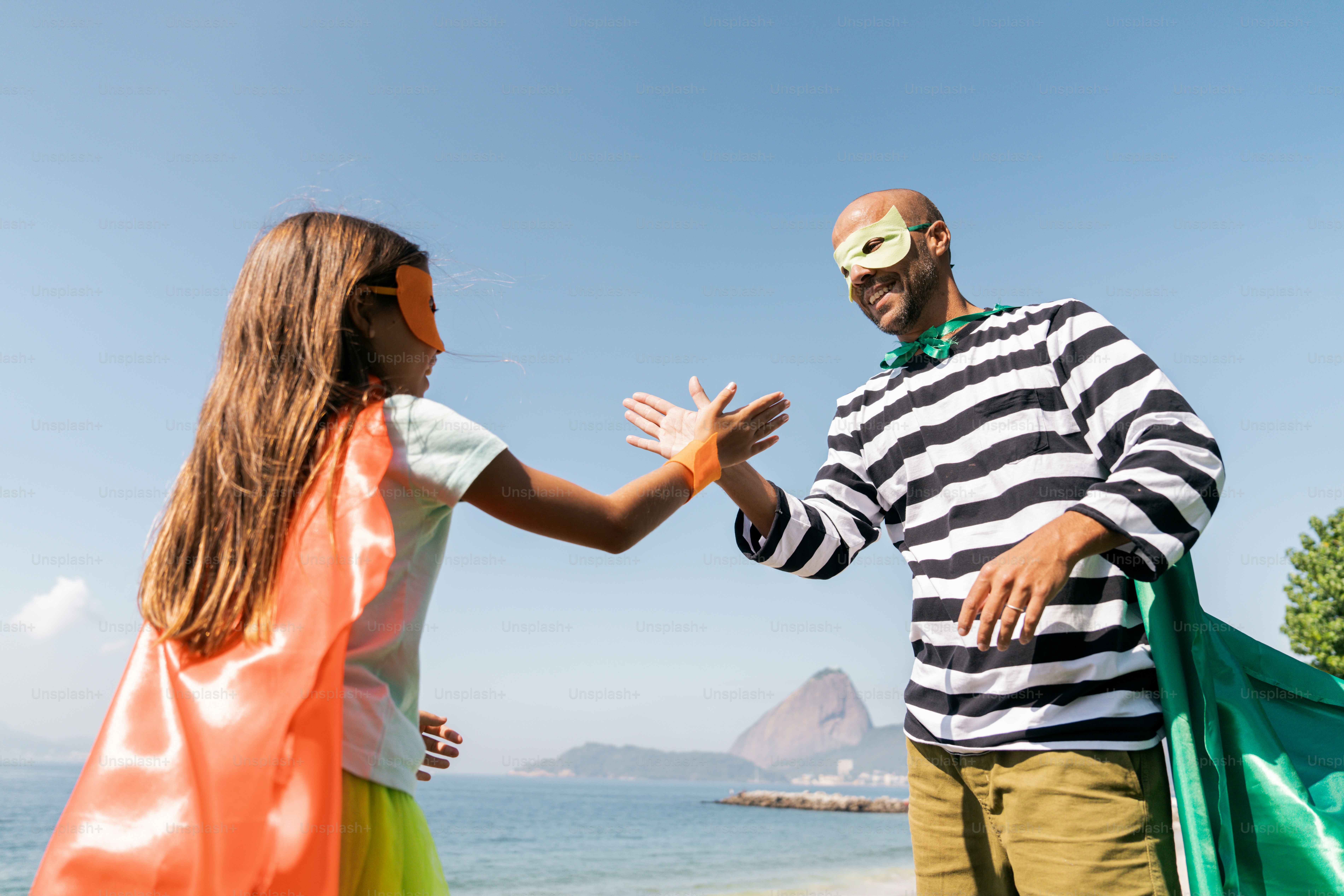 Ein Mann und eine Frau stehen an einem Strand am Meer