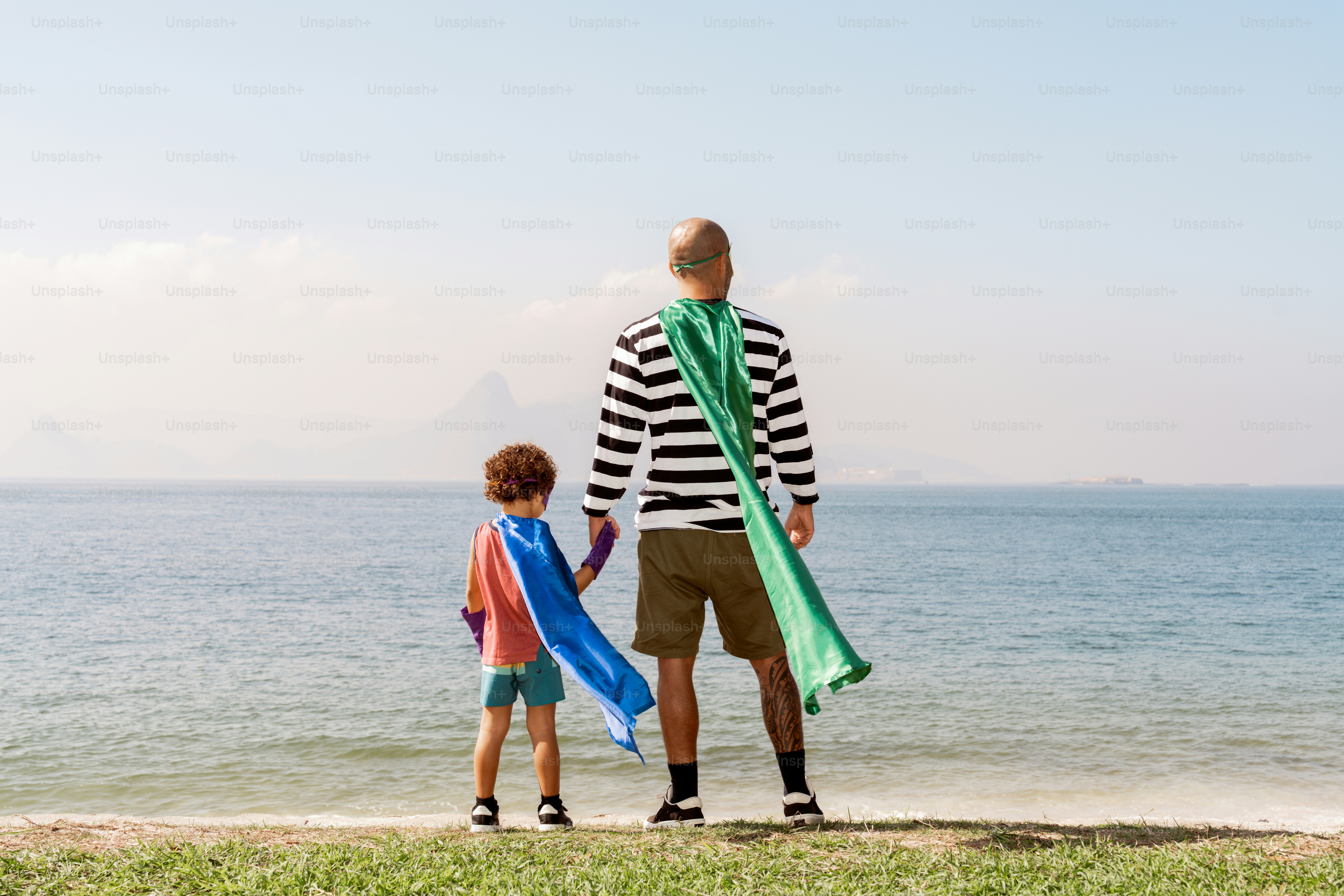 Ein Mann und ein kleiner Junge stehen an einem Strand