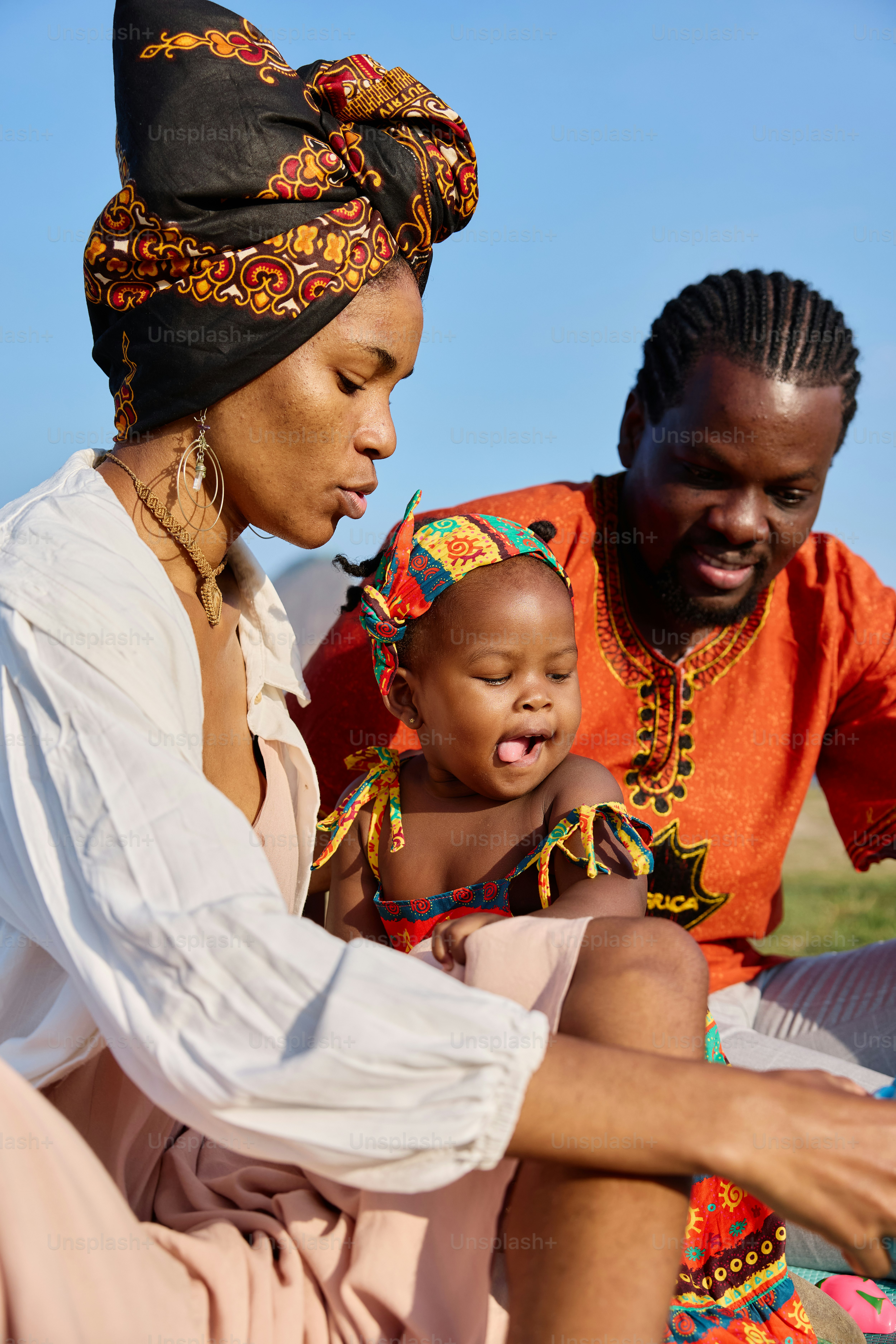 A woman and a man are looking at a cell phone