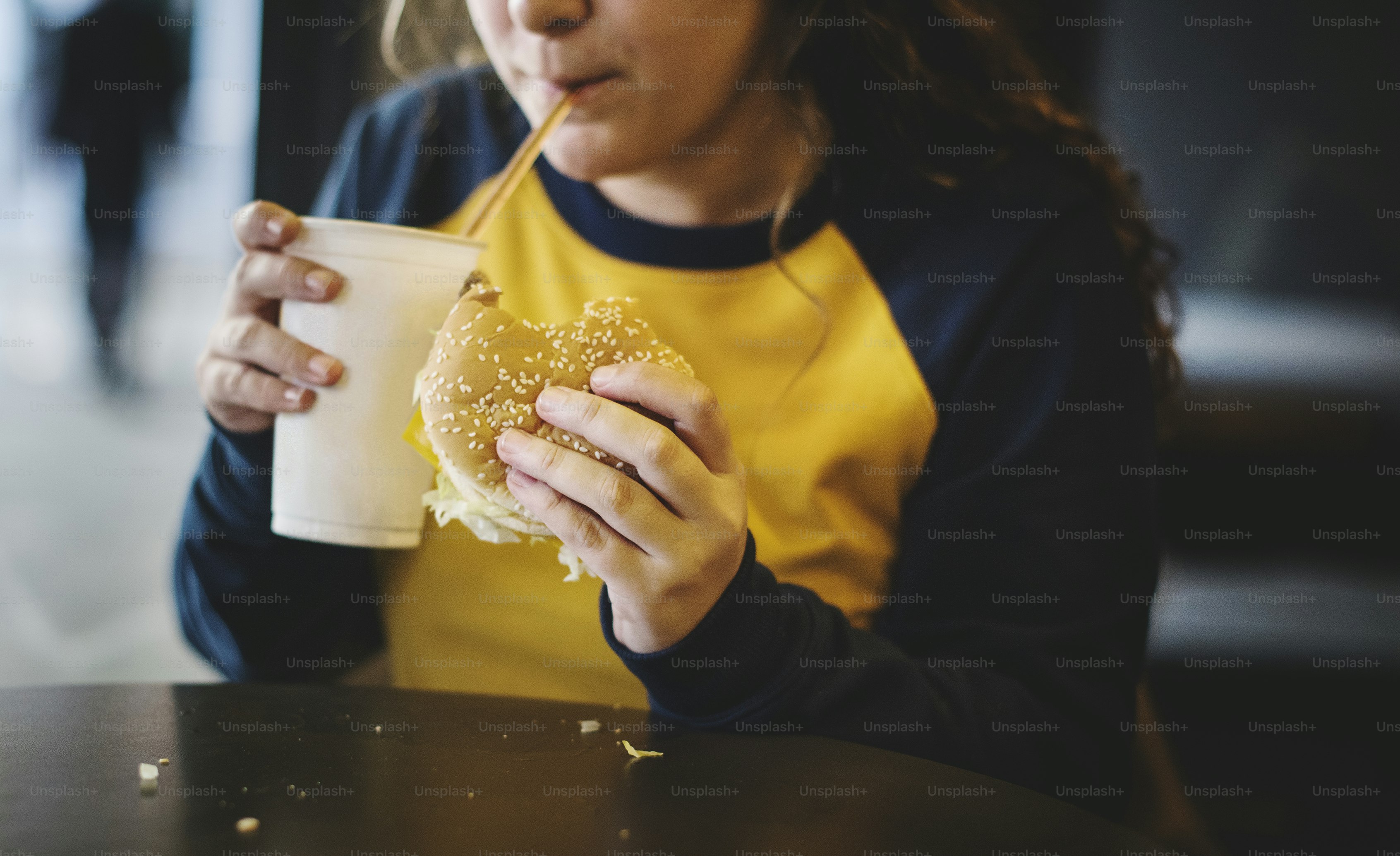 Nahaufnahme eines Teenager-Mädchens, das Hamburger isst Adipositas-Konzept