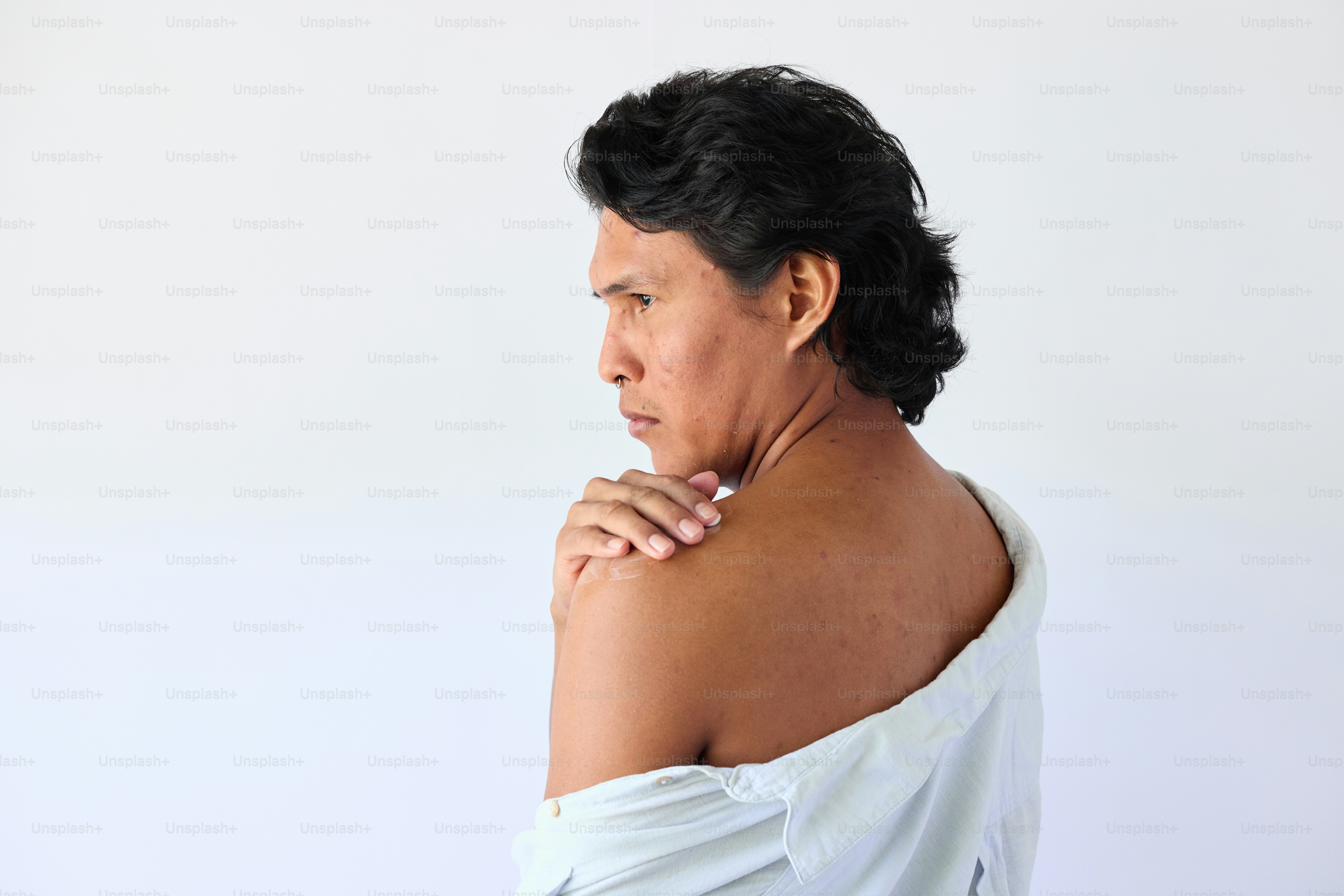 Mulher com traços étnicos de beleza exótica