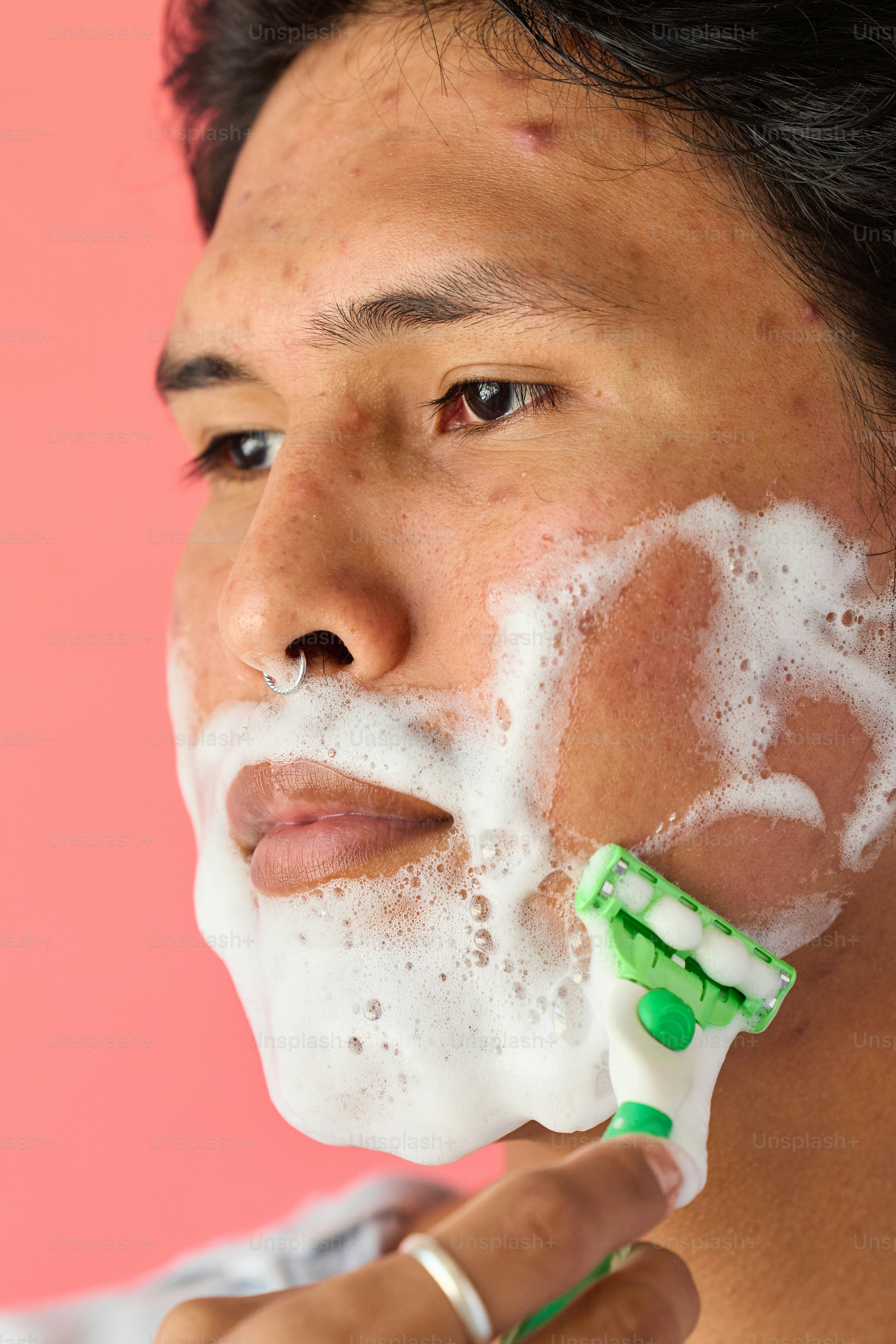 A man shaving his face with an electric razor photo – Man Image on Unsplash