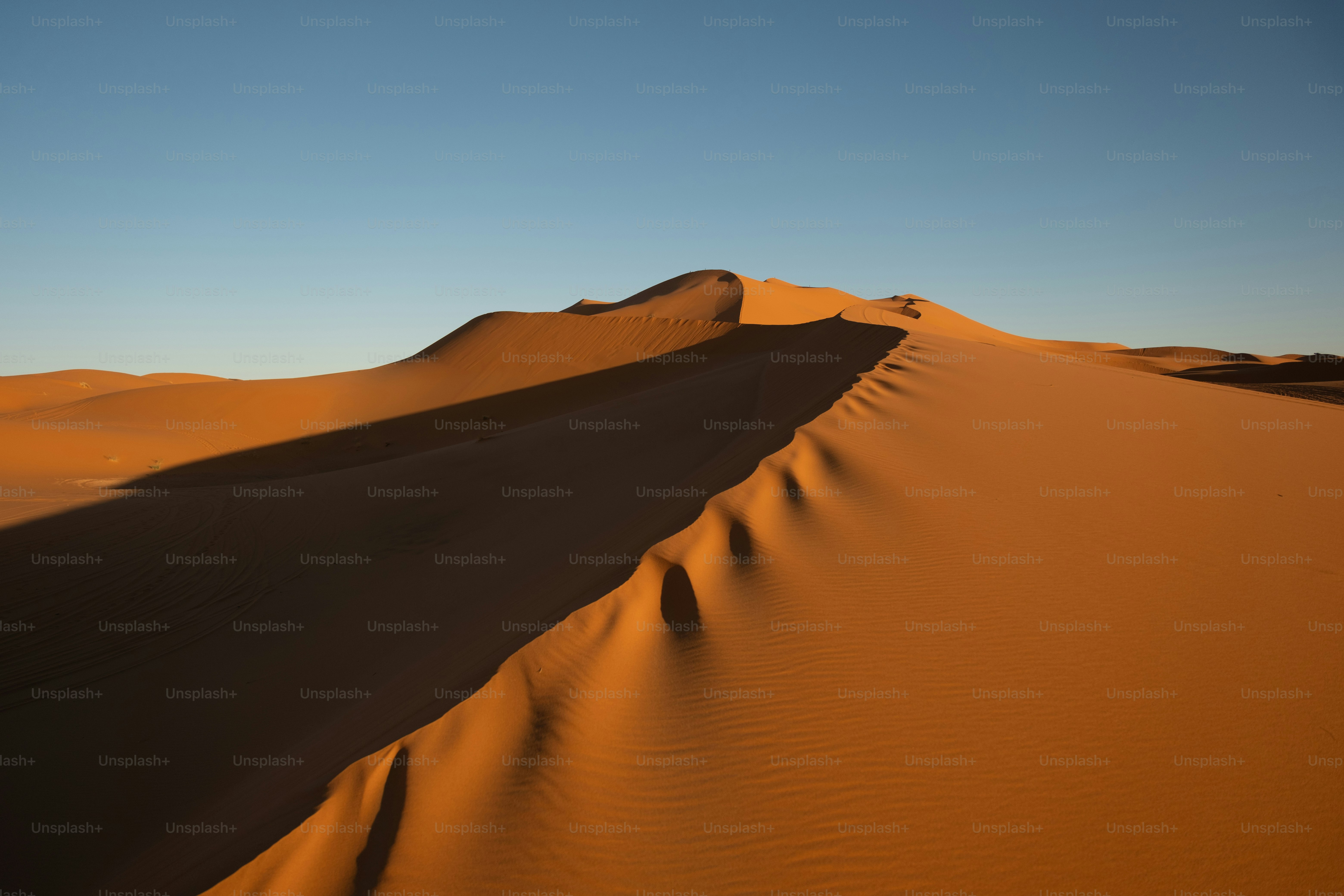 Une grande dune de sable au milieu d’un désert photo – Image de Désert ...