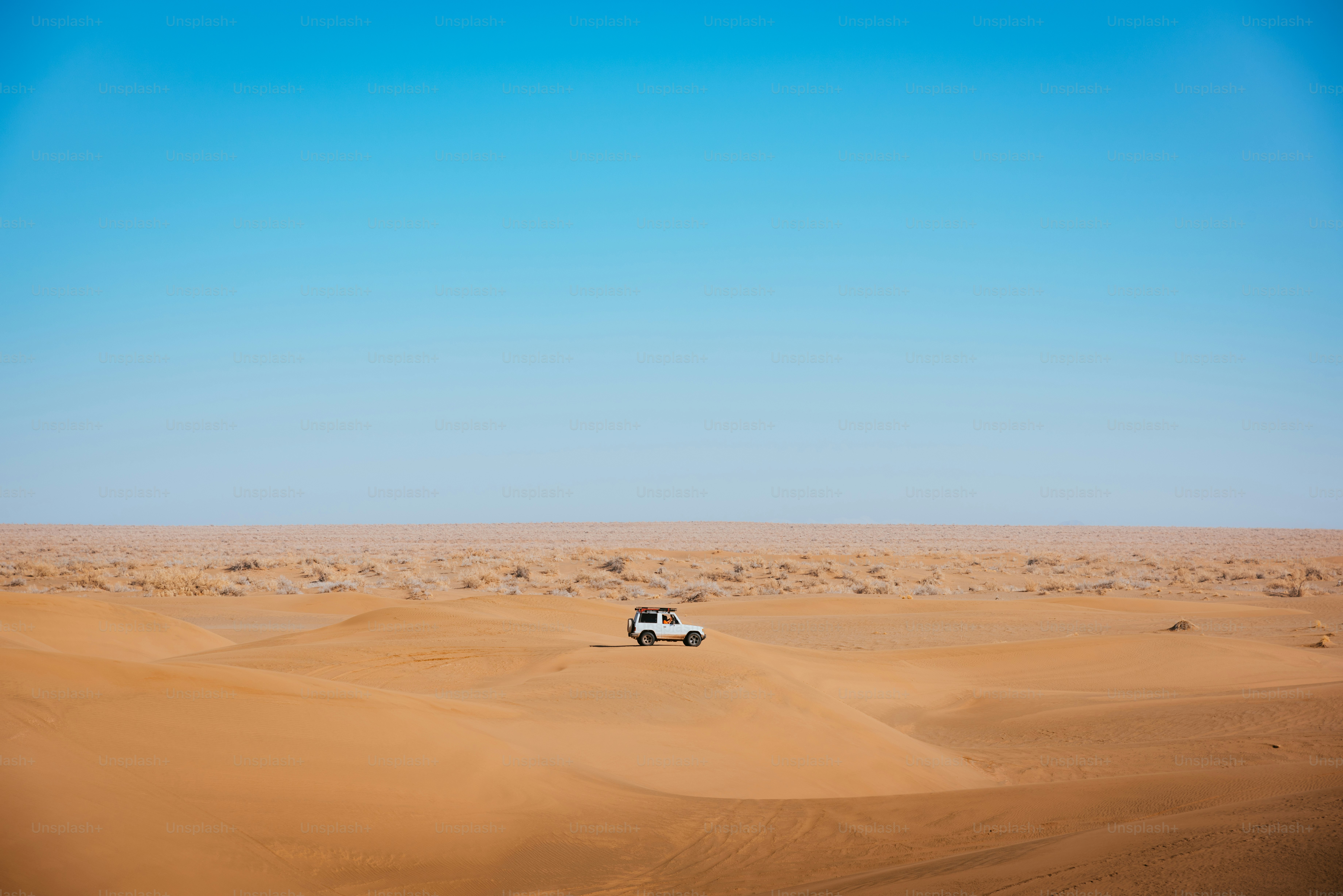 Ein Lastwagen mitten in der Wüste