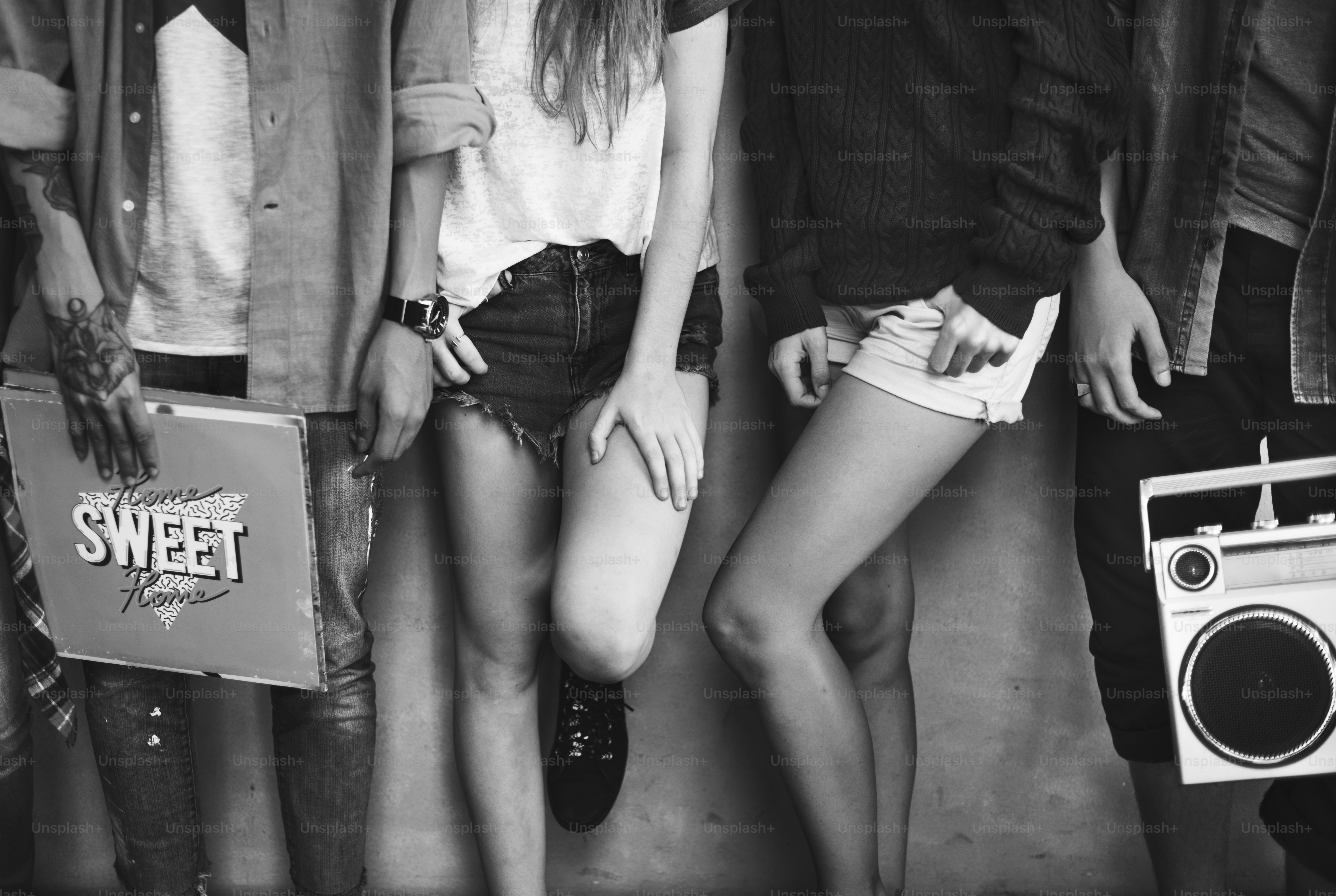 Adolescente que está na fileira com vestido ocasional