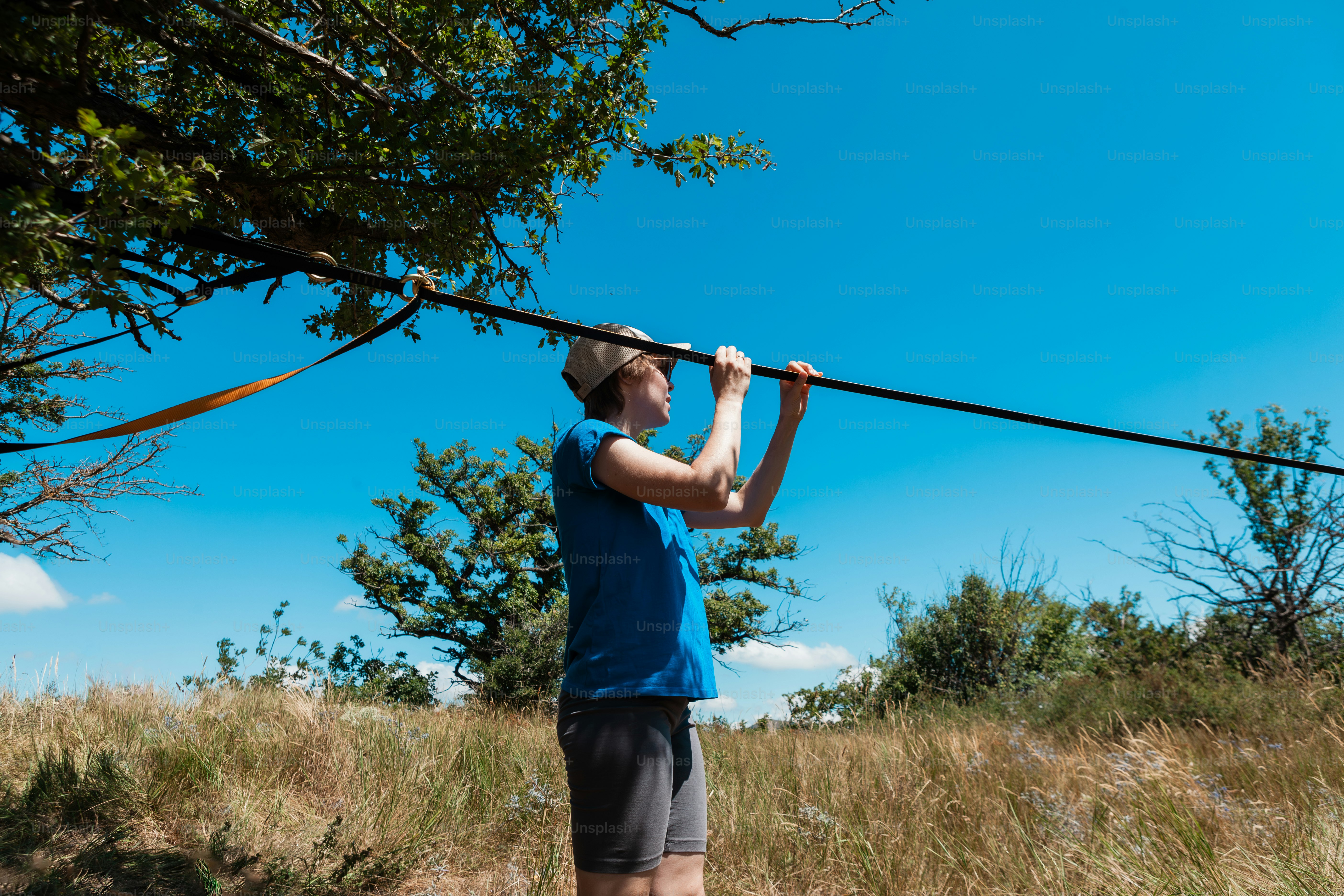 Un uomo, aggrappandosi a una corda, mentre, standing, in, uno, campo