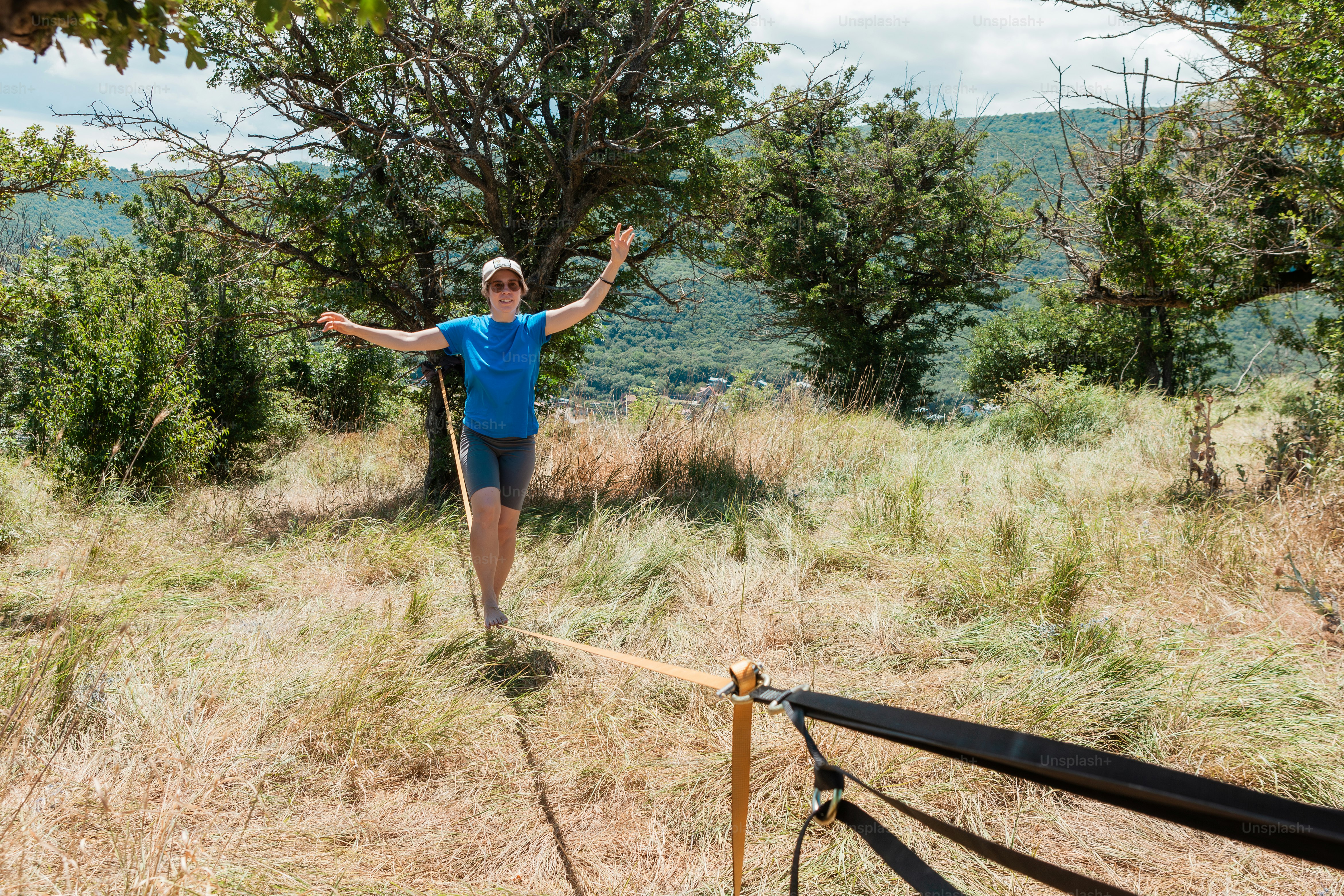 Un uomo, standing, sopra, uno, campo, coperto d'erba