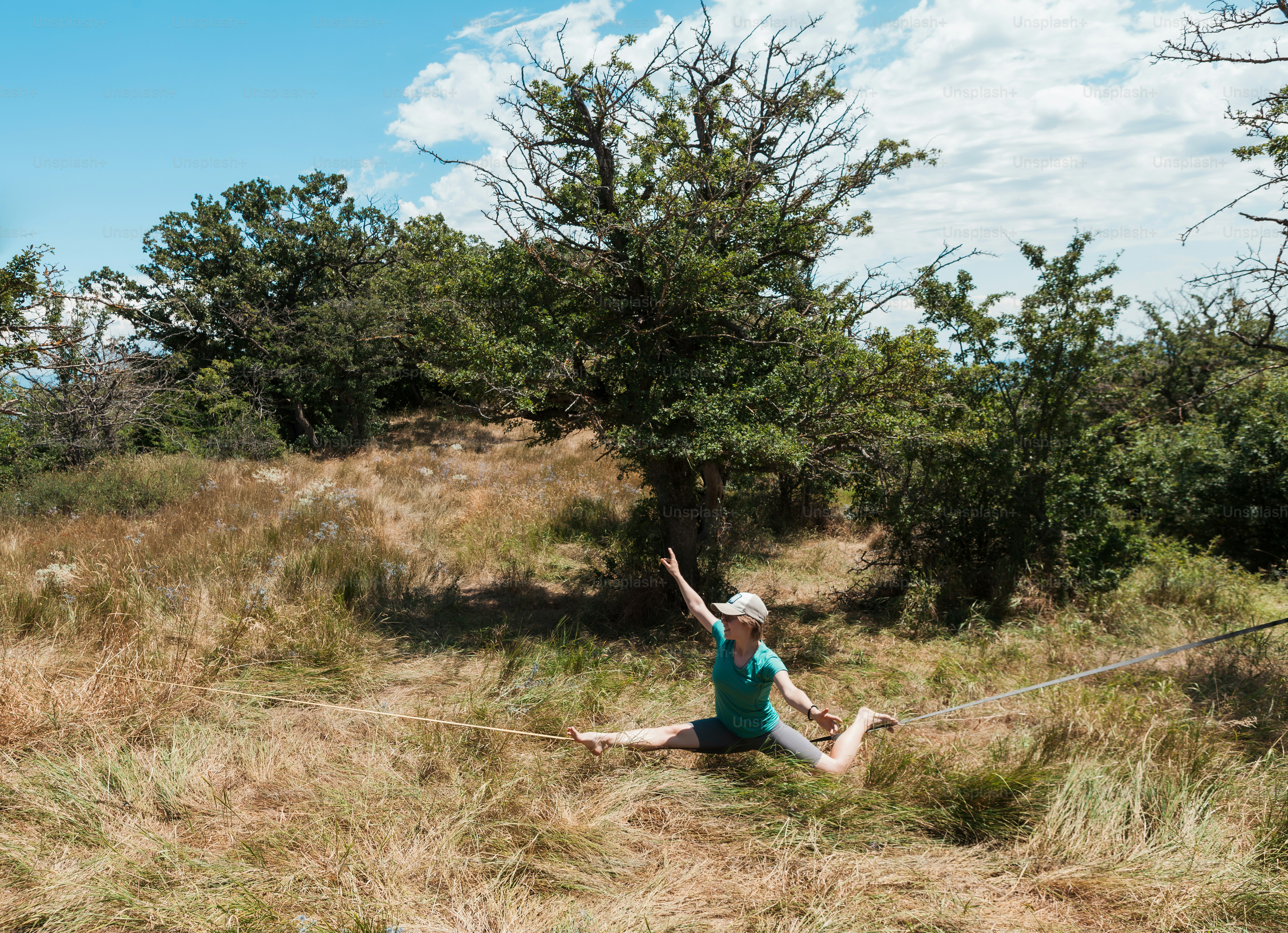Una donna seduta a terra con le braccia in aria