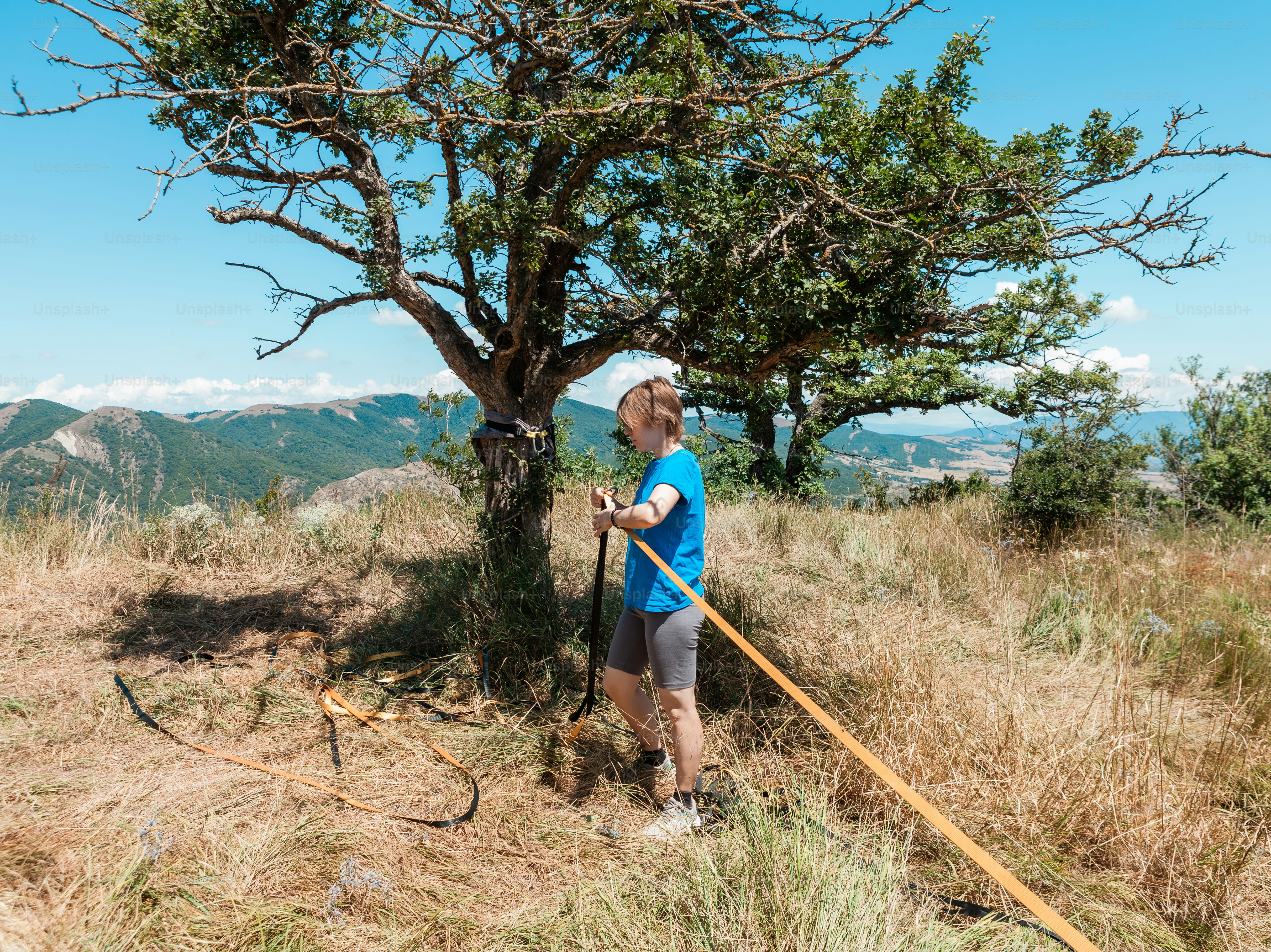 Un uomo, in piedi in cima, di, una collina coperta d'erba