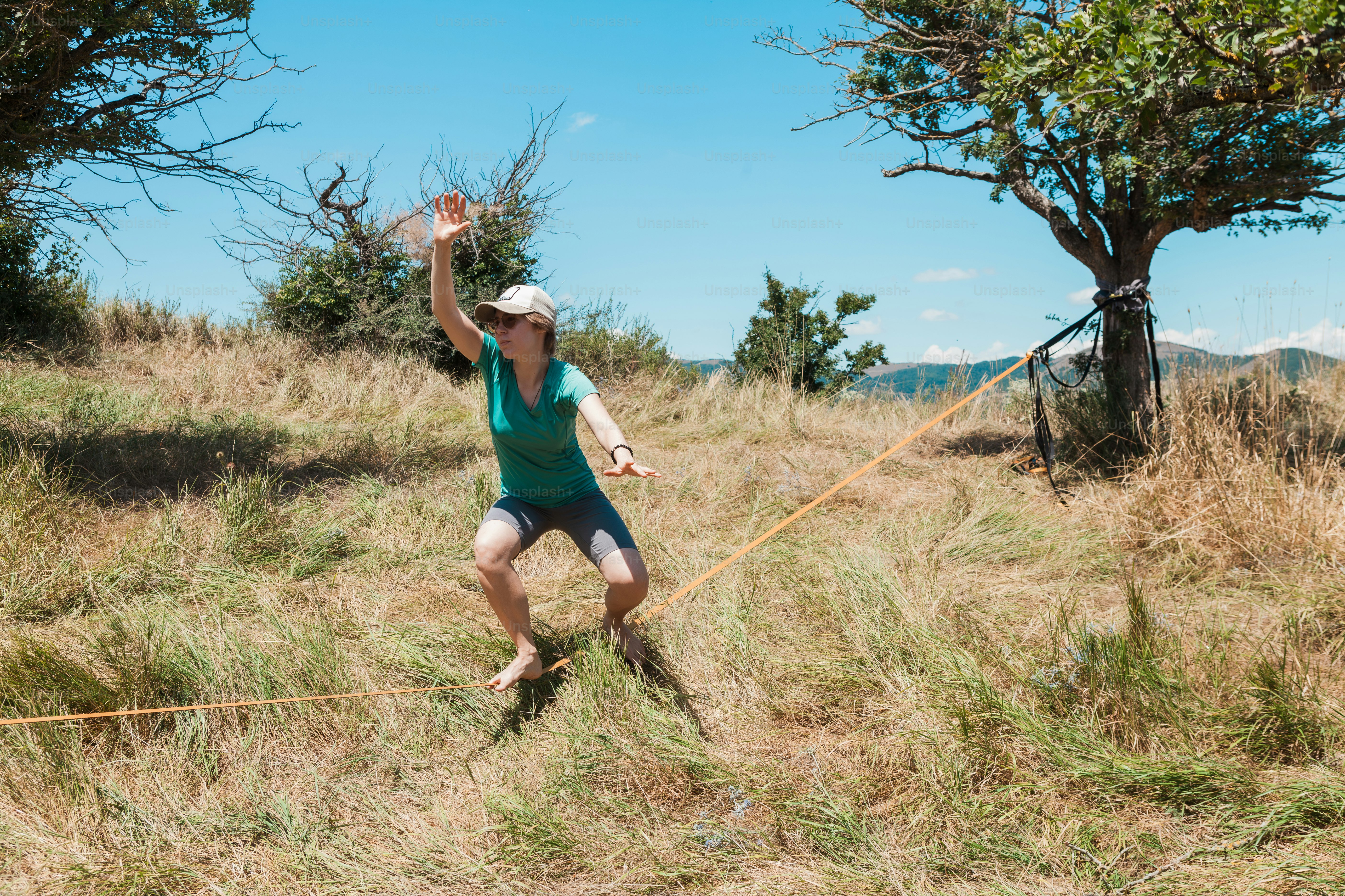 Un uomo con un cappello sta giocando a frisbee in un campo