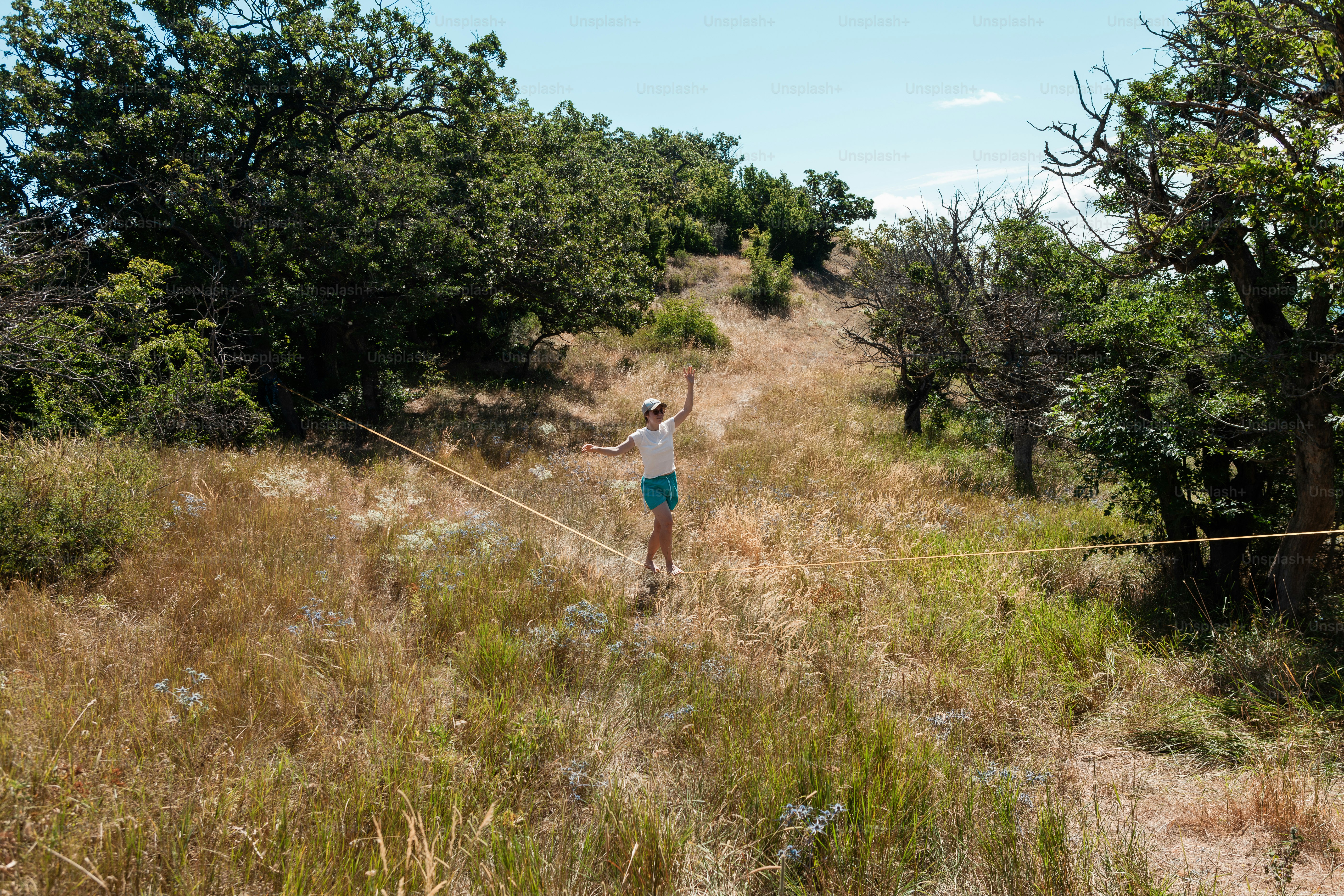 Una persona su una corda in mezzo a un campo