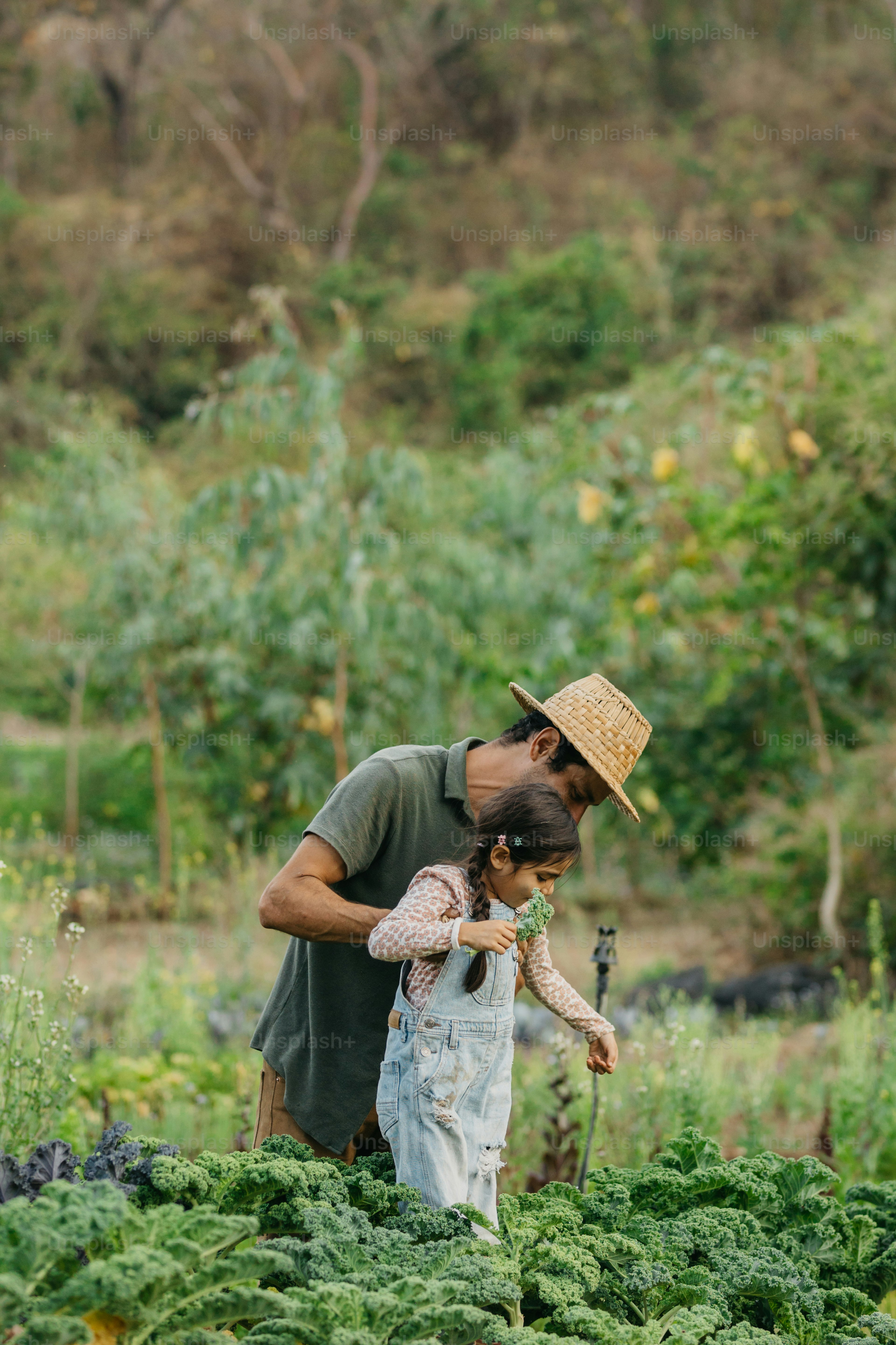 Un uomo e una bambina in un campo