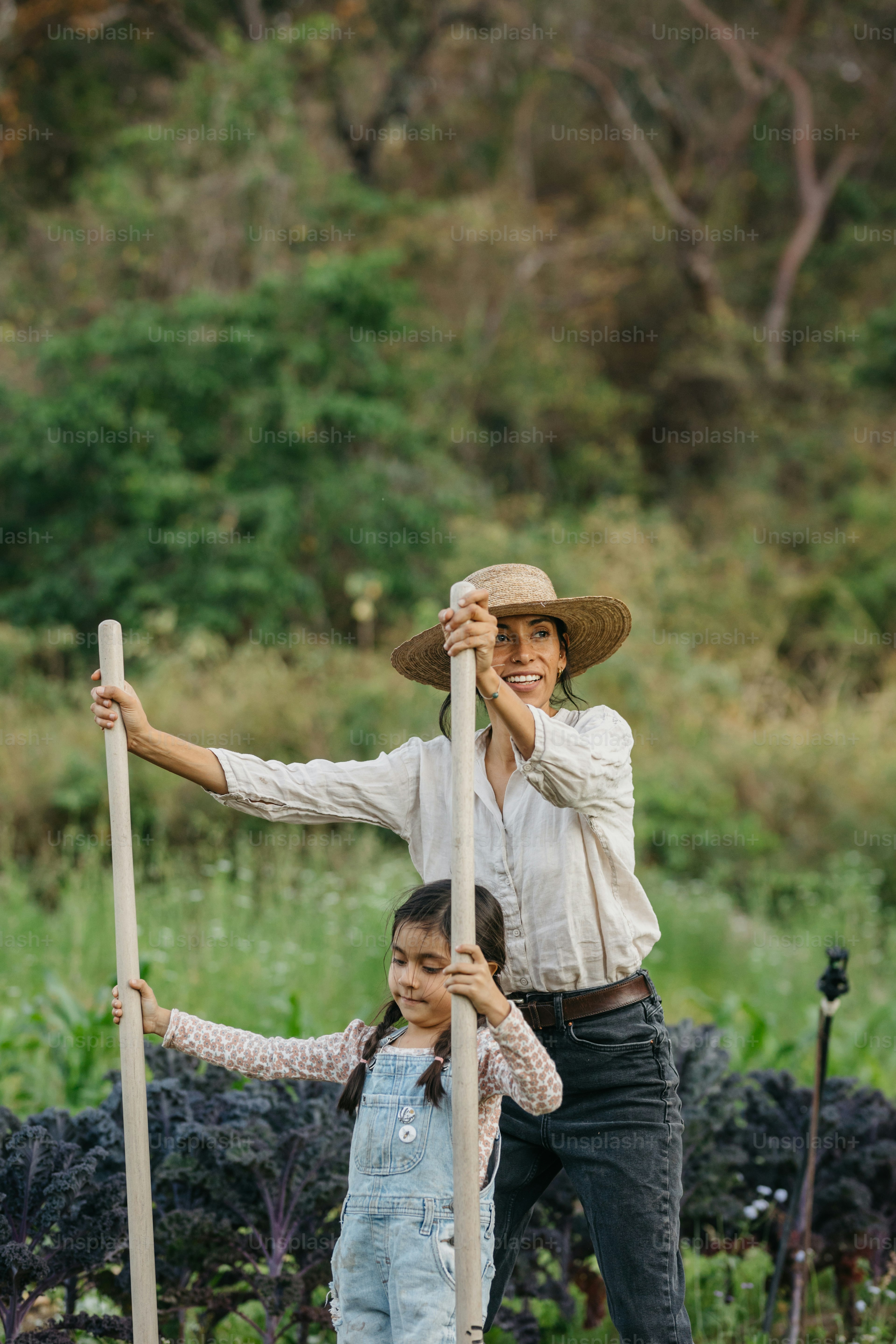 una donna e una giovane ragazza in piedi in un campo