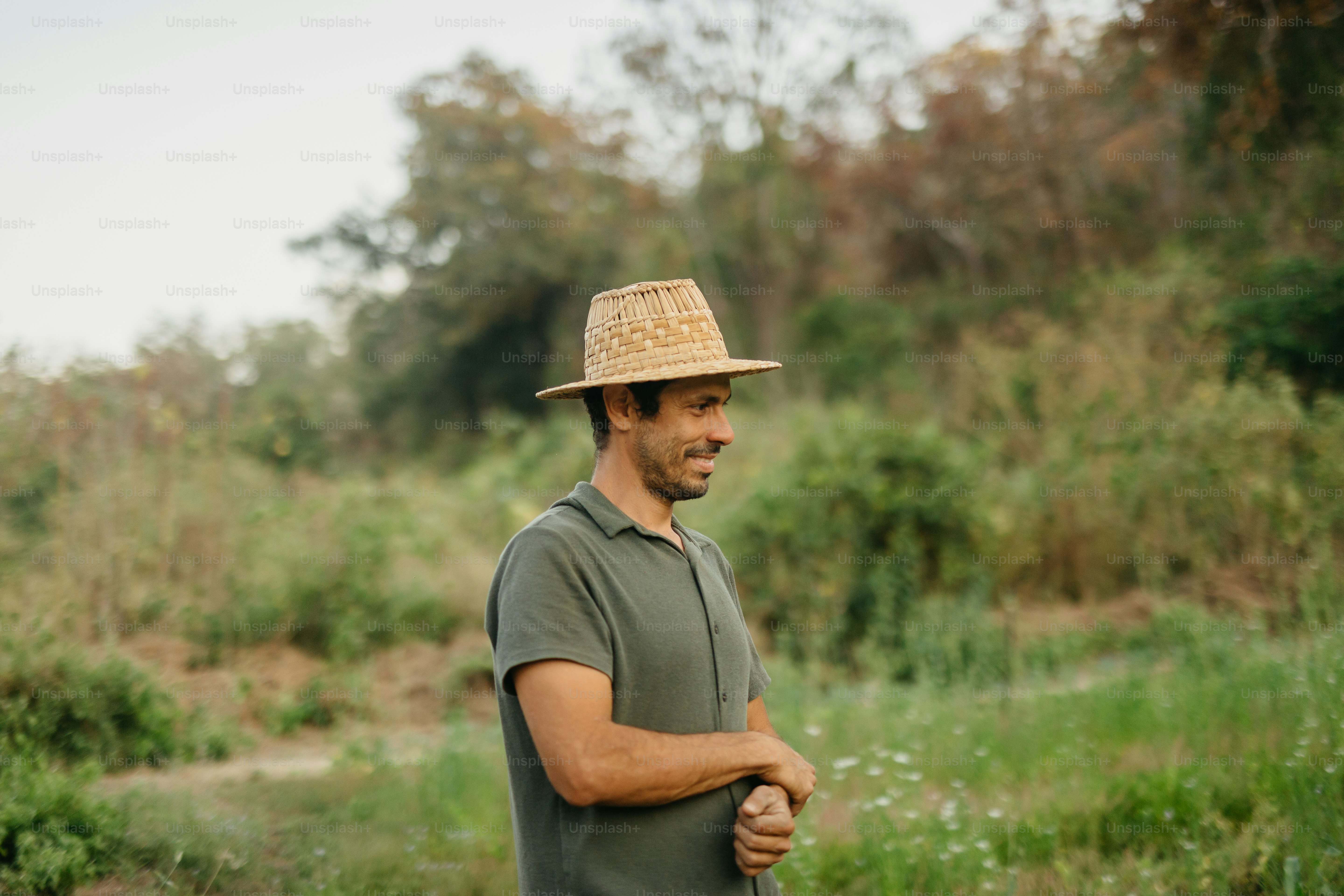 Un uomo, che indossa, un cappello, in piedi in, un campo