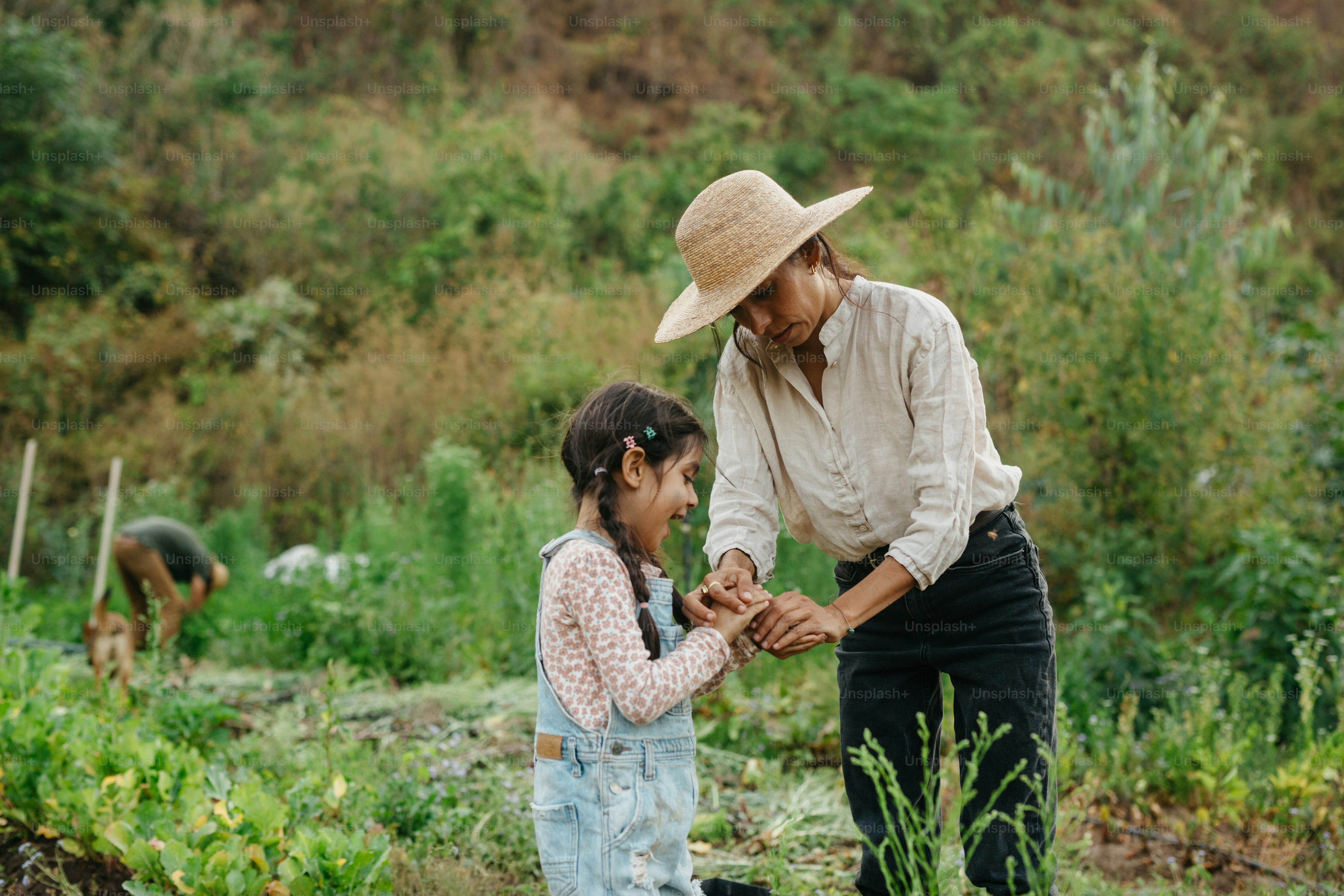 un uomo, in piedi, accanto, a, uno, bambina, in, uno, campo
