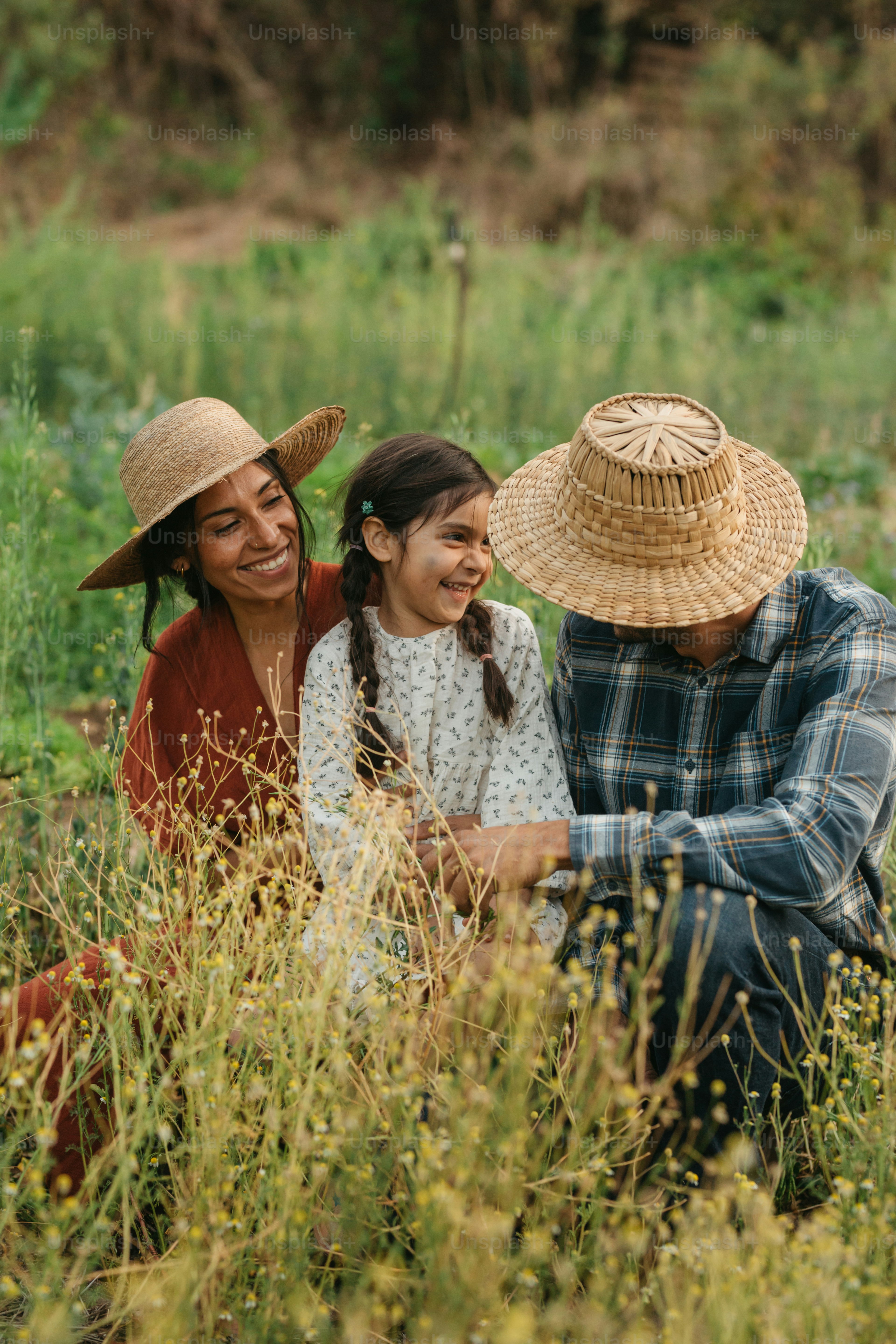 Un gruppo, di, persone, seduto, in, uno, campo, di erba alta