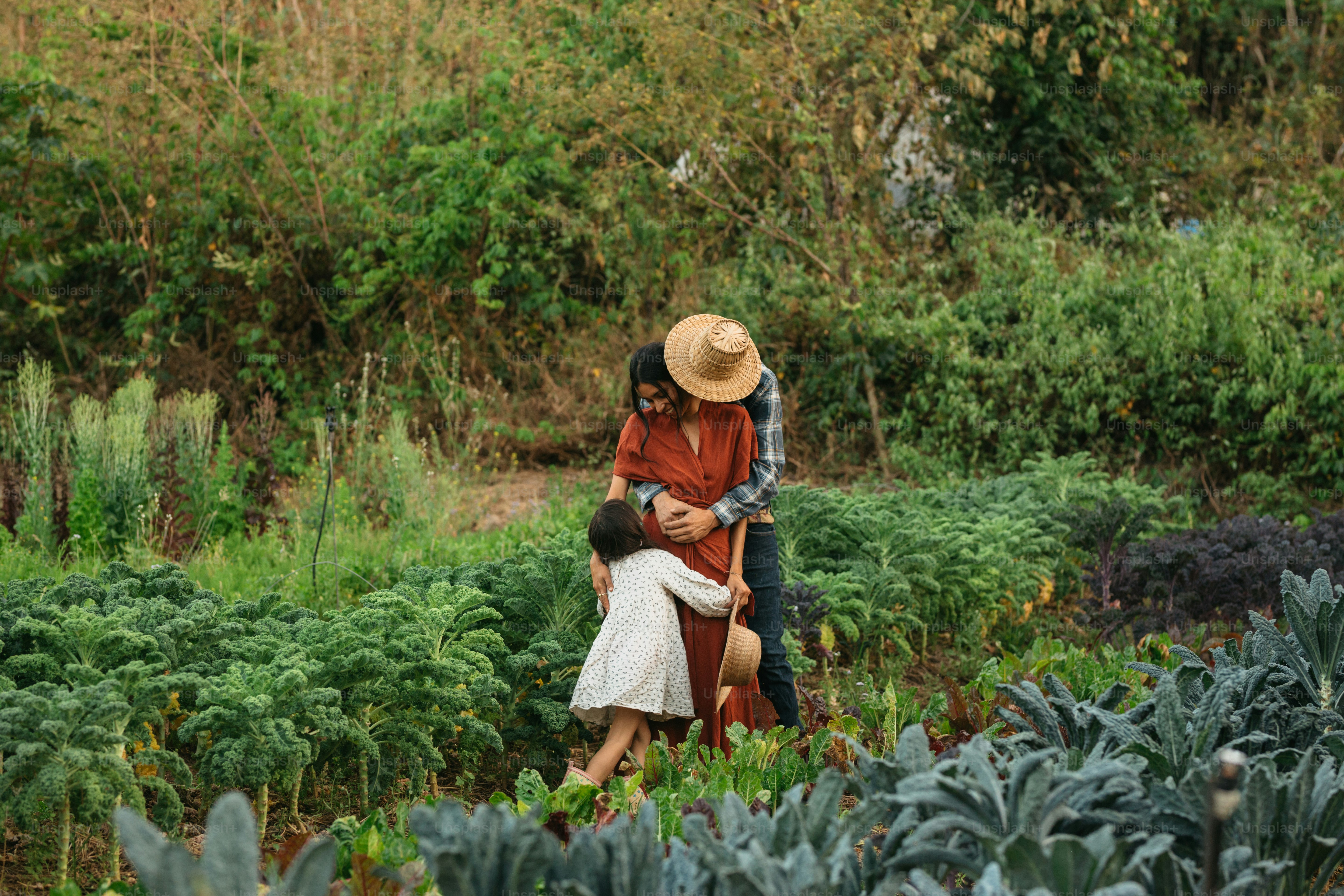 Una donna seduta su una panchina in un giardino