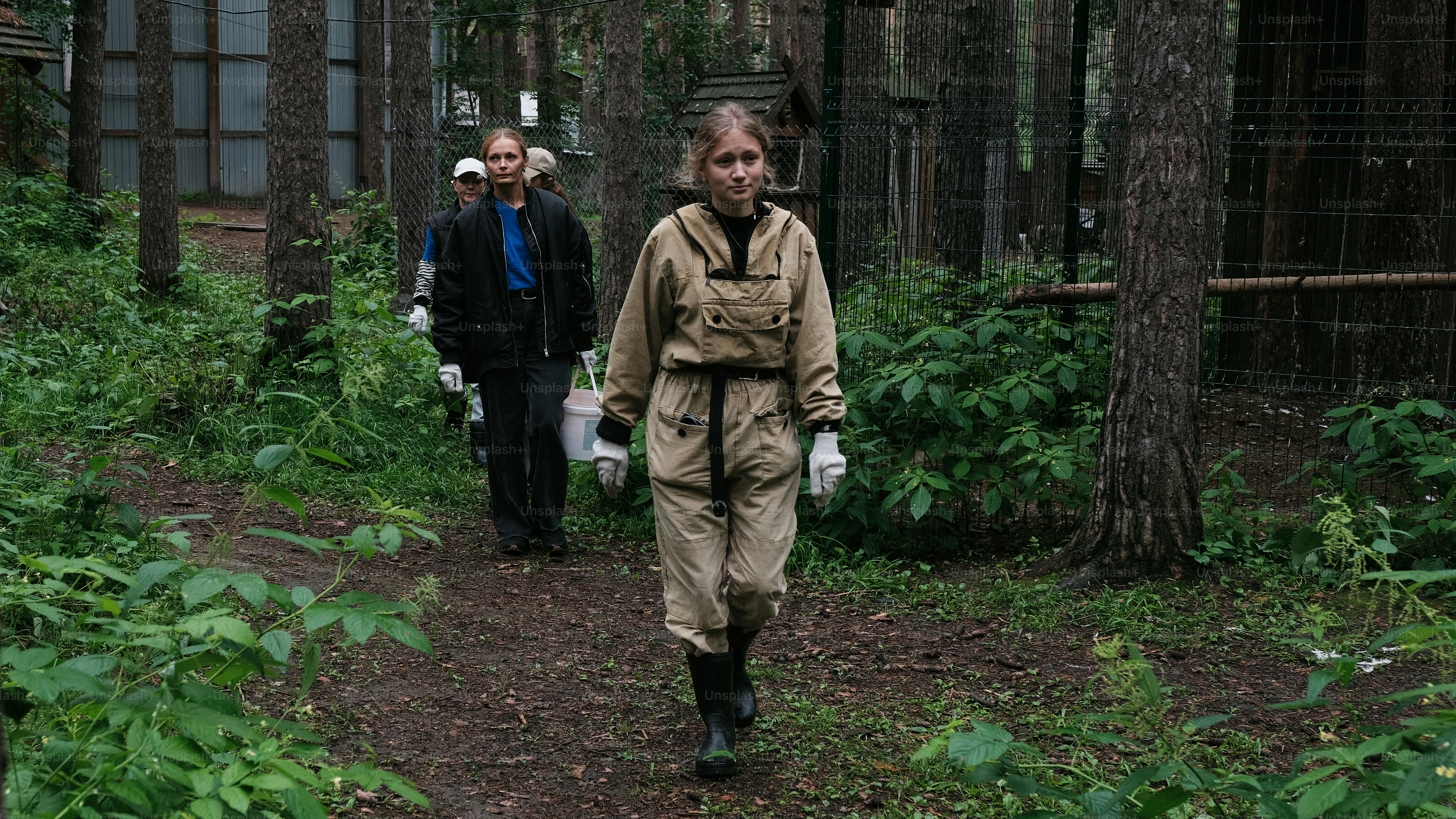 Una coppia di persone che stanno camminando nel bosco