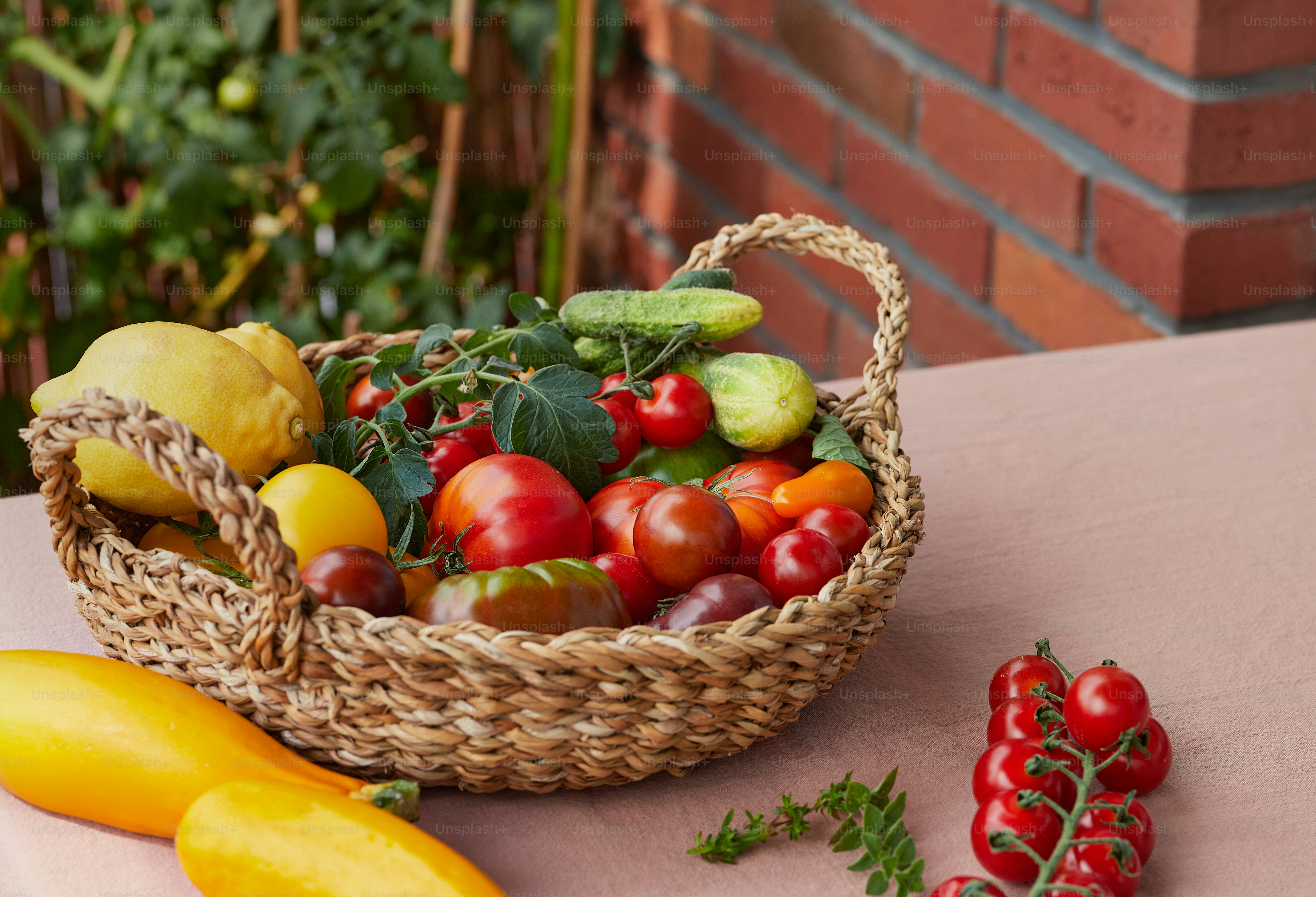 Uma cesta de frutas e legumes frescos em uma tabela foto – Imagem sobre  Jardim na Unsplash, image size:3000x2045