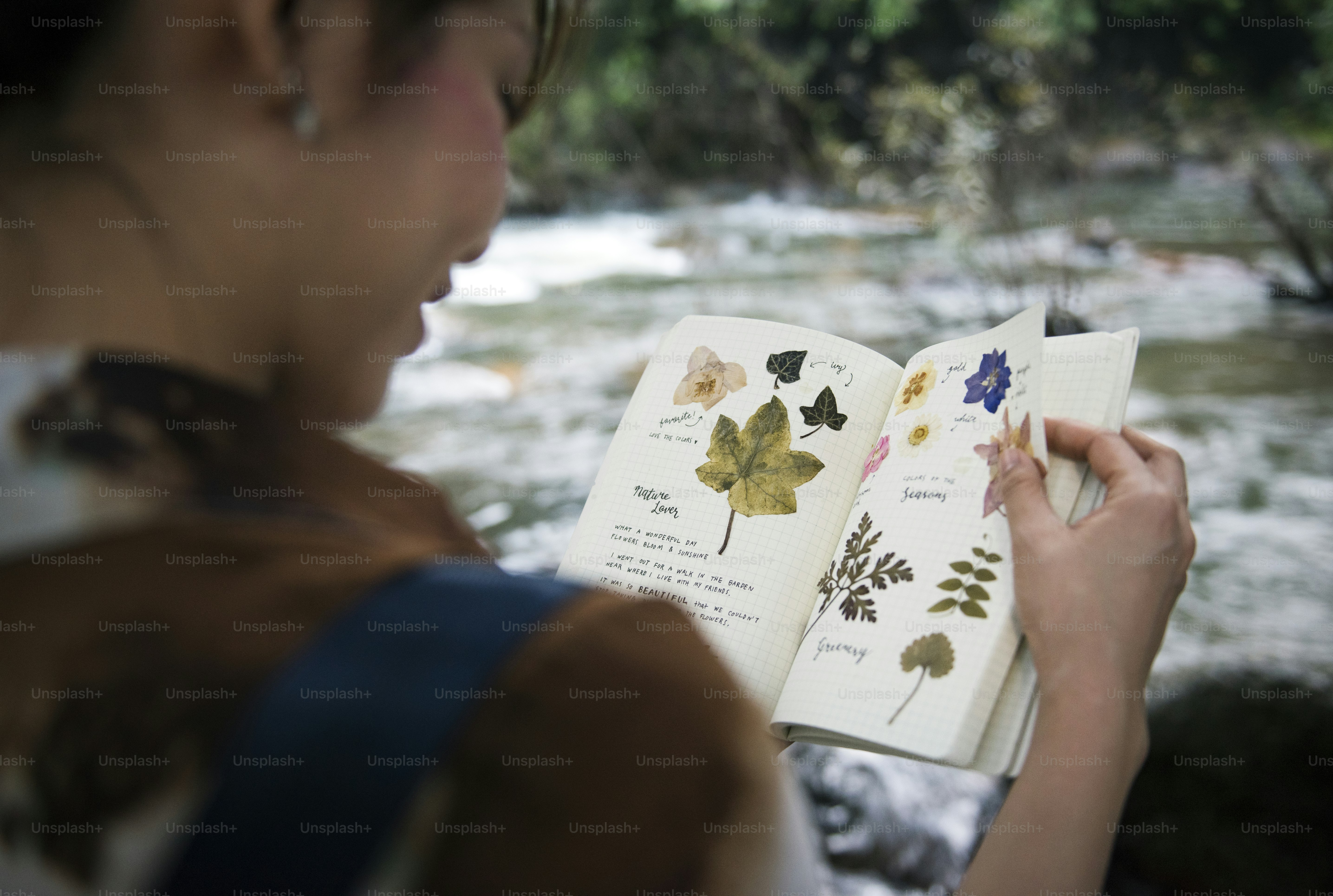 Femme asiatique profitant d’un voyage en plein air