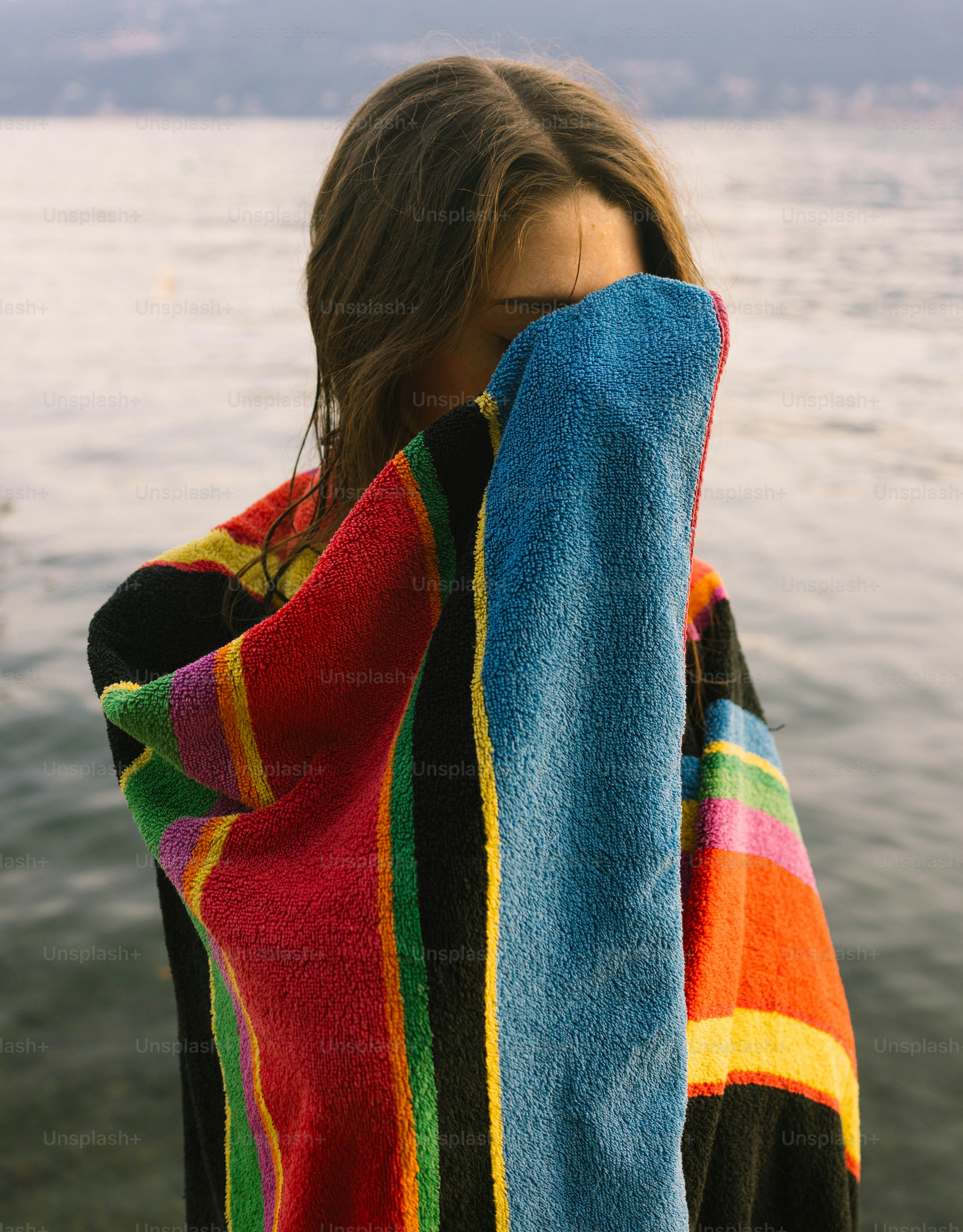 물가에서 화려한 수건에 싸인 여자