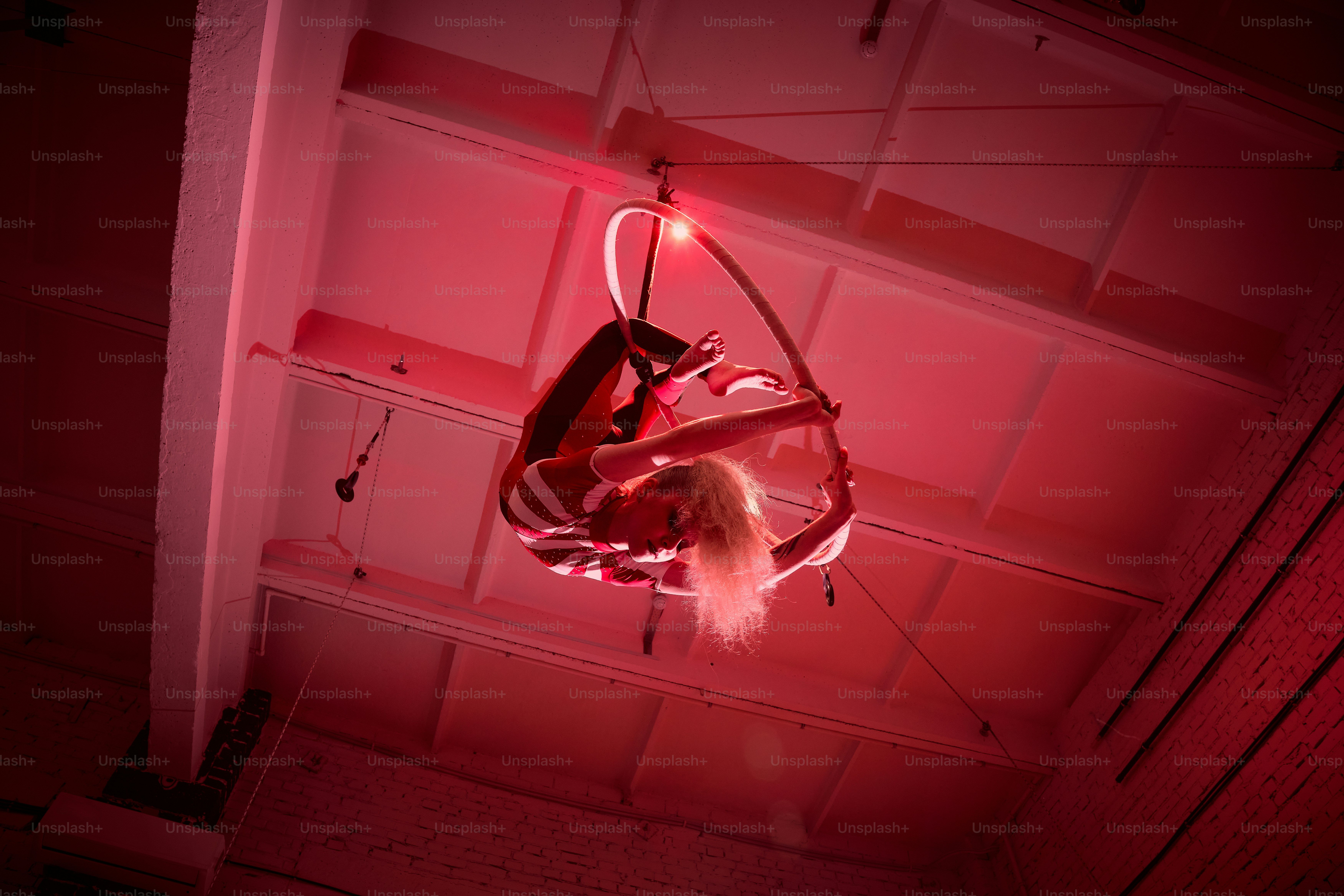 Une lumière rouge suspendue au plafond d’une pièce